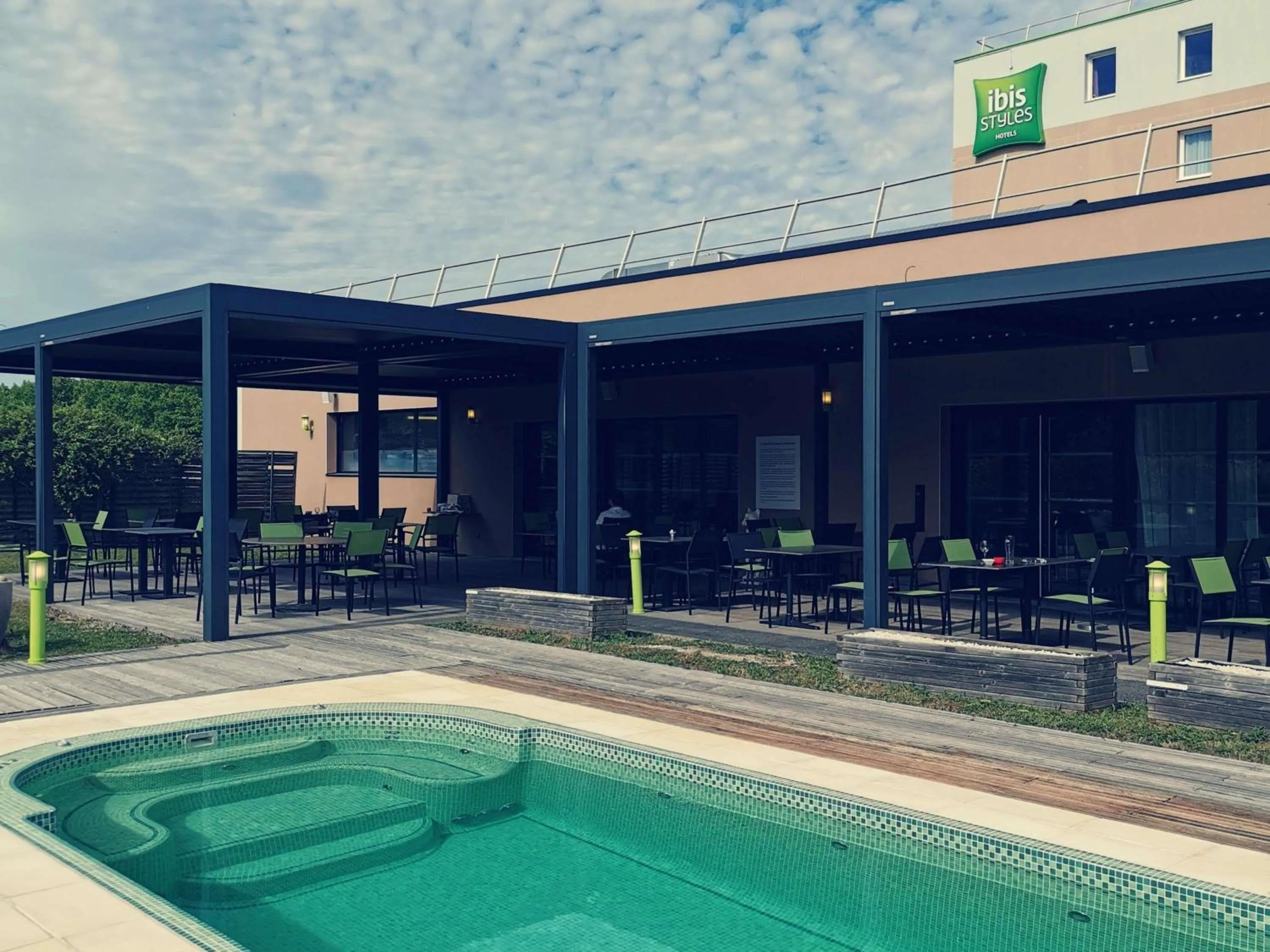 Property building in Hôtel ibis Styles Montargis Arboria