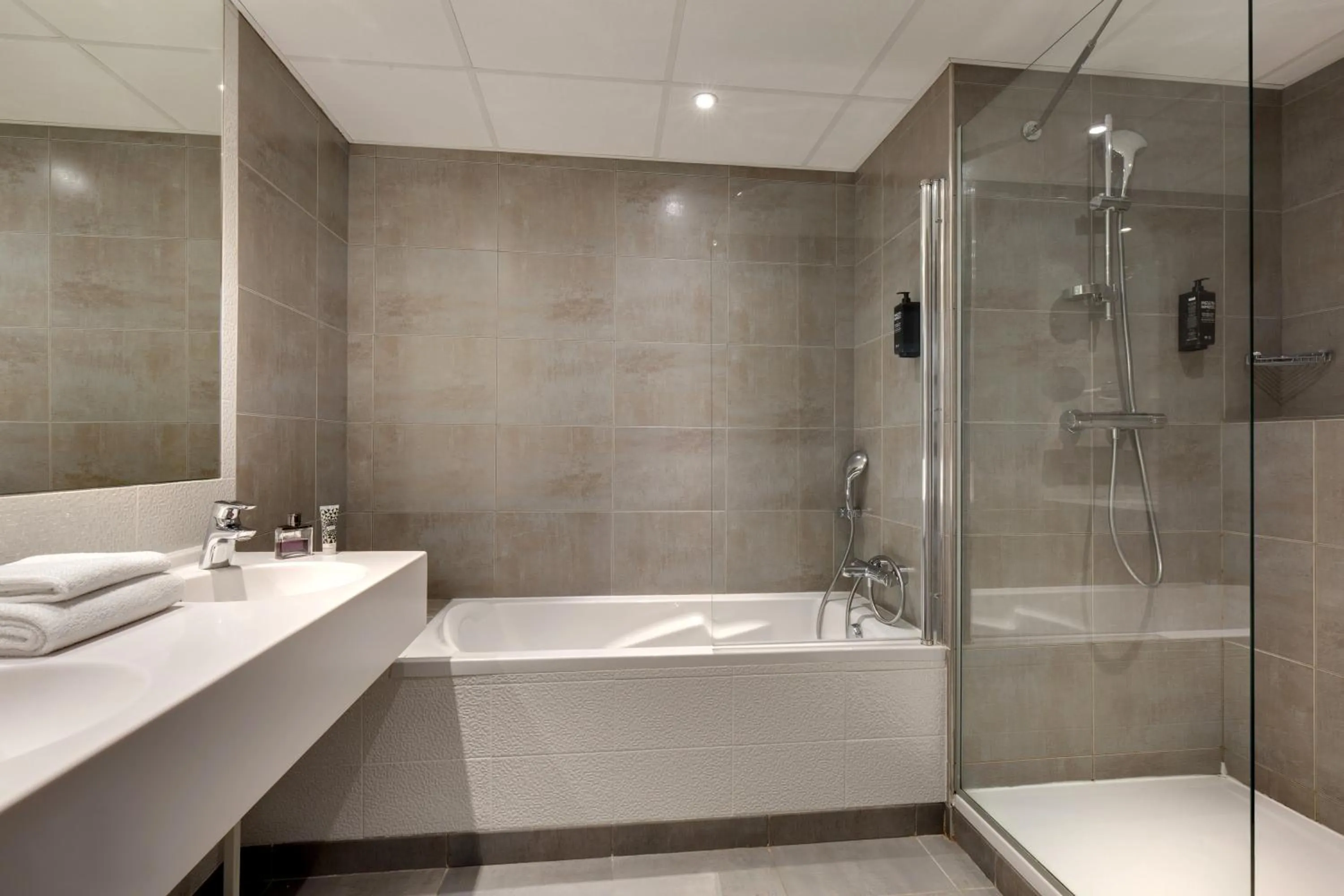 Shower in Hôtel ibis Styles Montargis Arboria