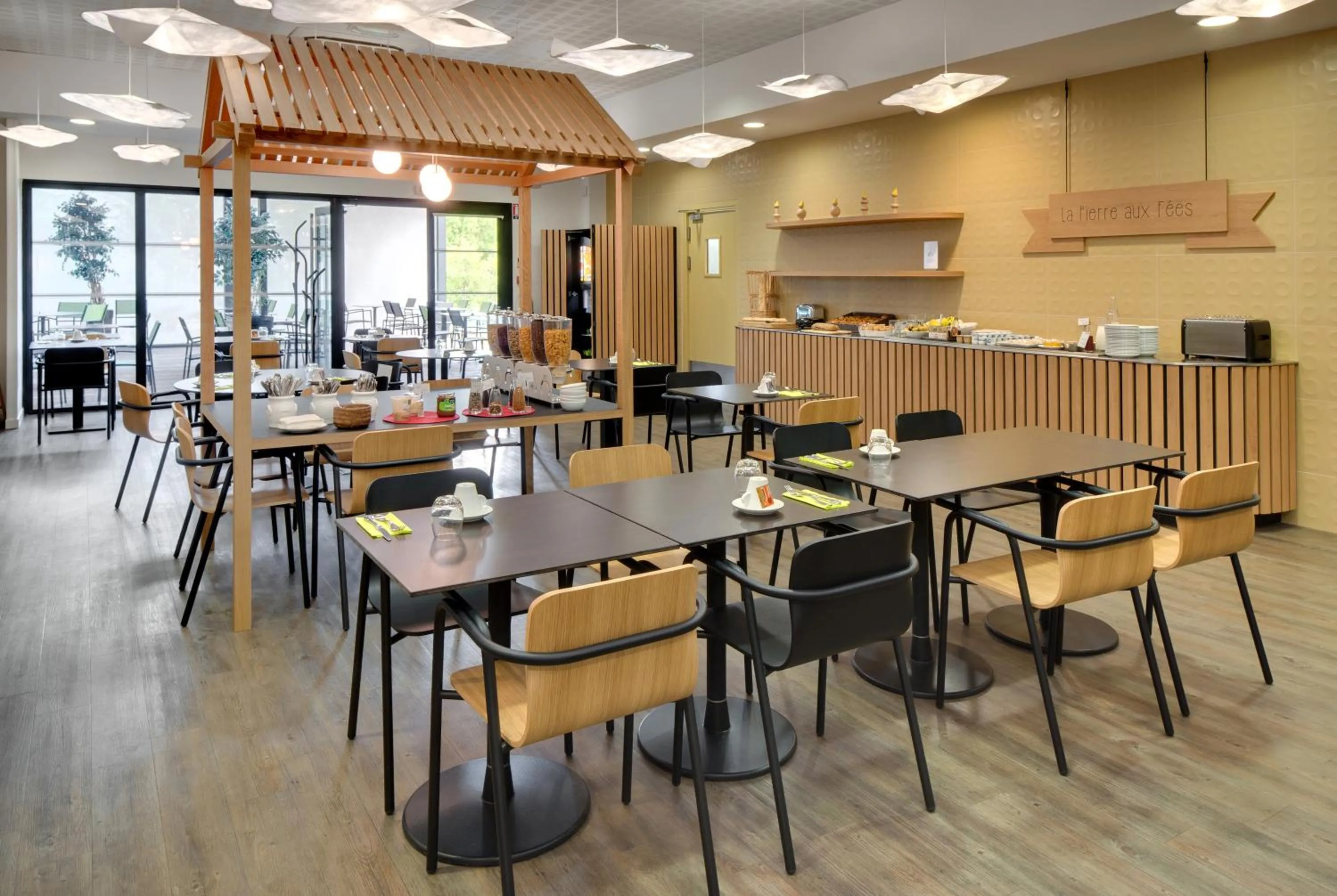 Restaurant/places to eat in Hôtel ibis Styles Montargis Arboria