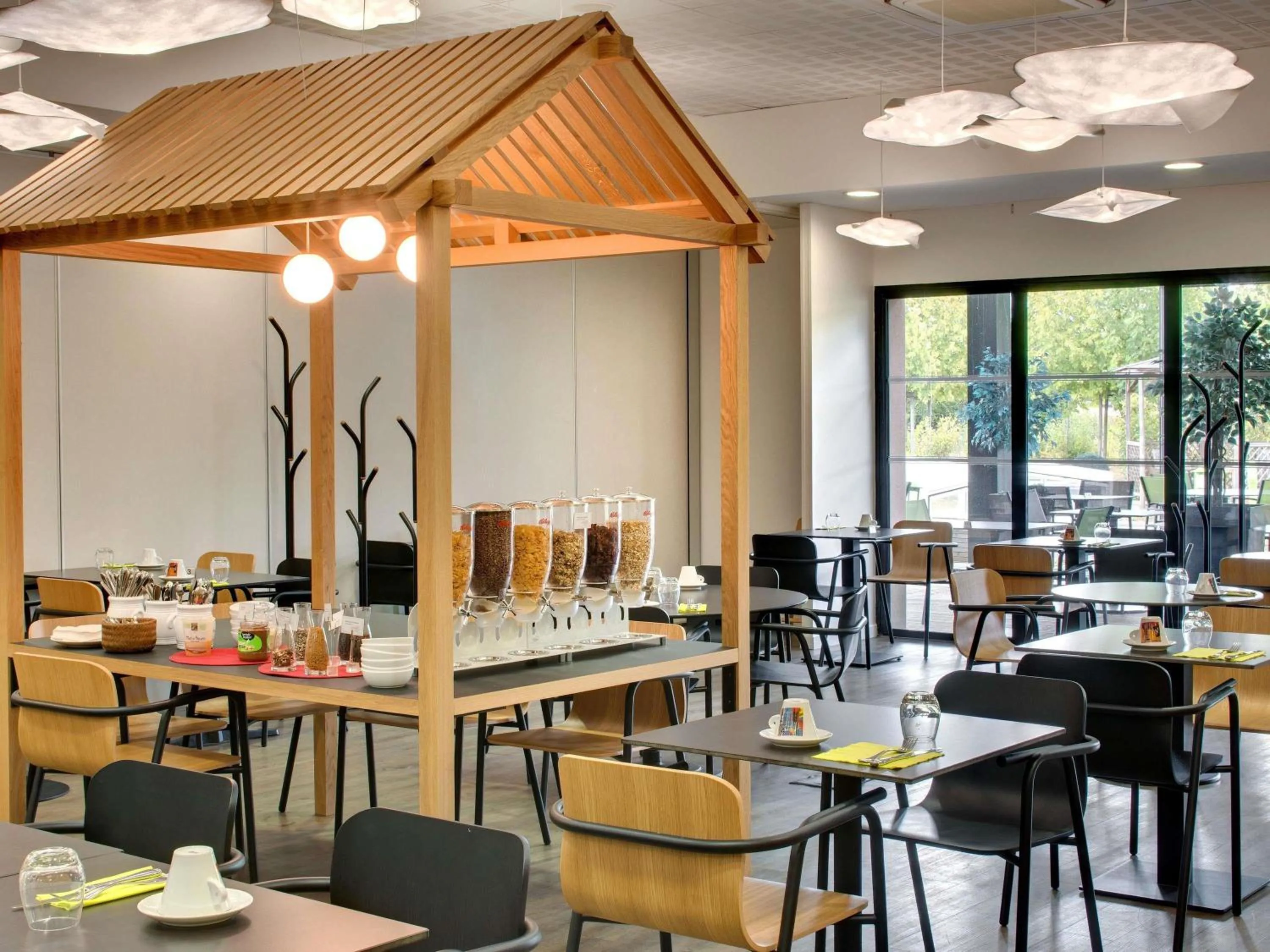 Restaurant/places to eat in Hôtel ibis Styles Montargis Arboria