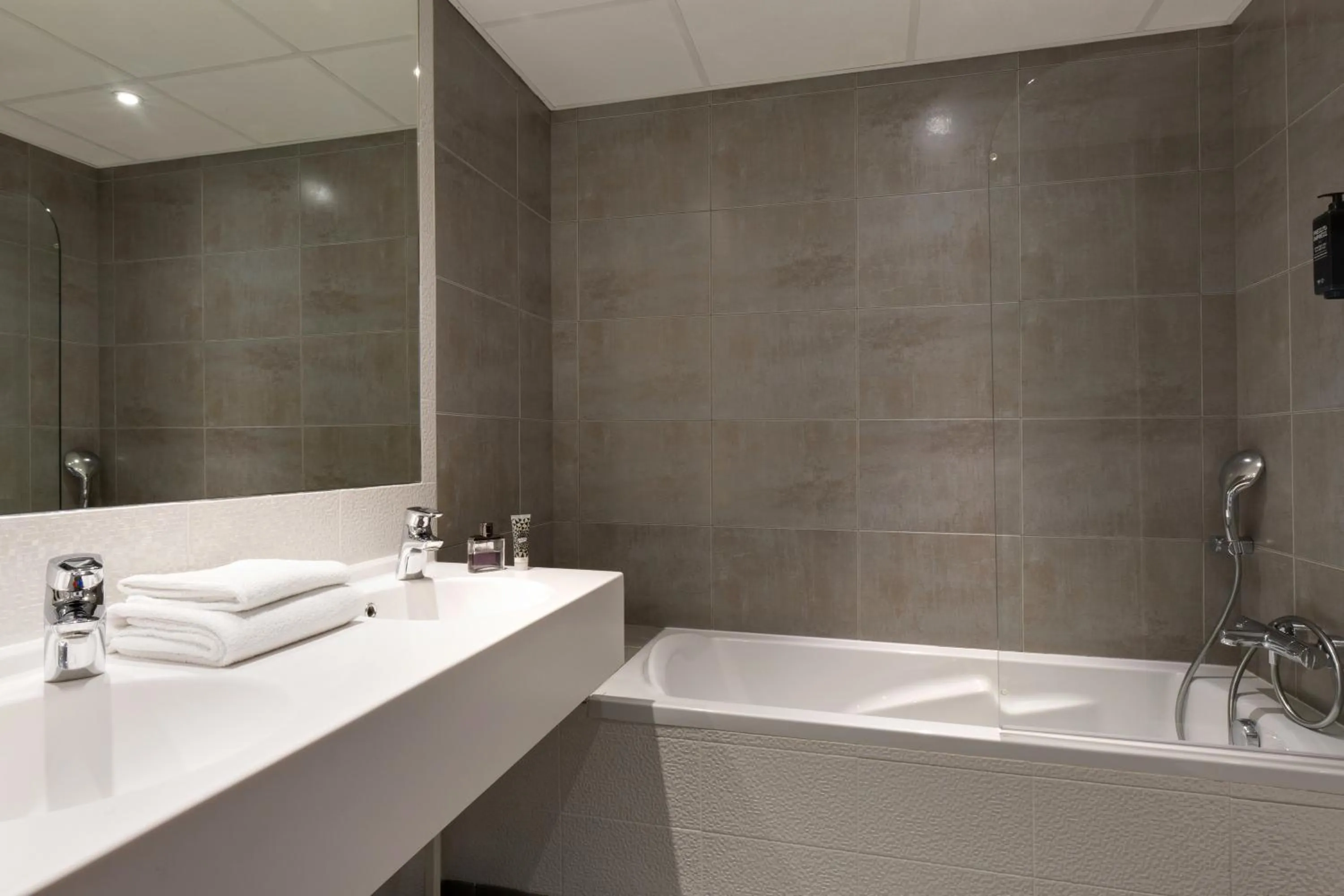 Bathroom in Hôtel ibis Styles Montargis Arboria