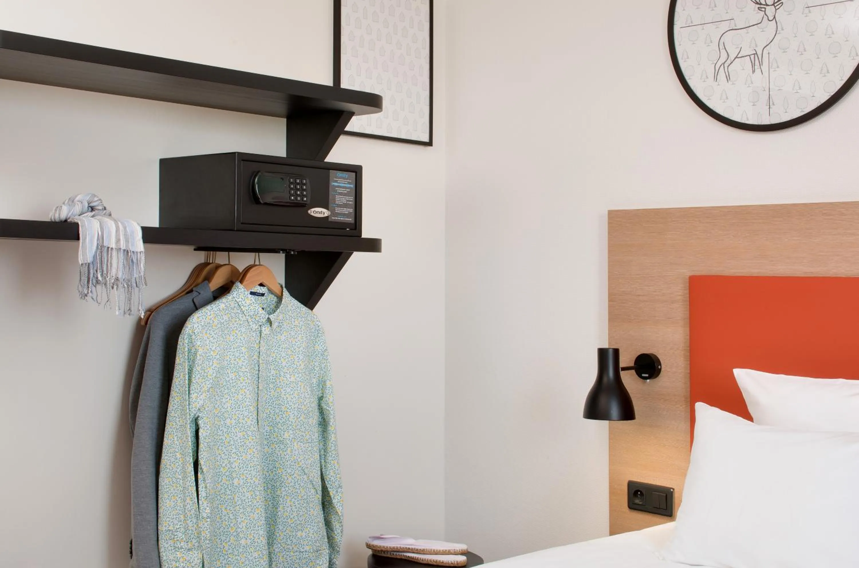 Decorative detail, Bed in Hôtel ibis Styles Montargis Arboria