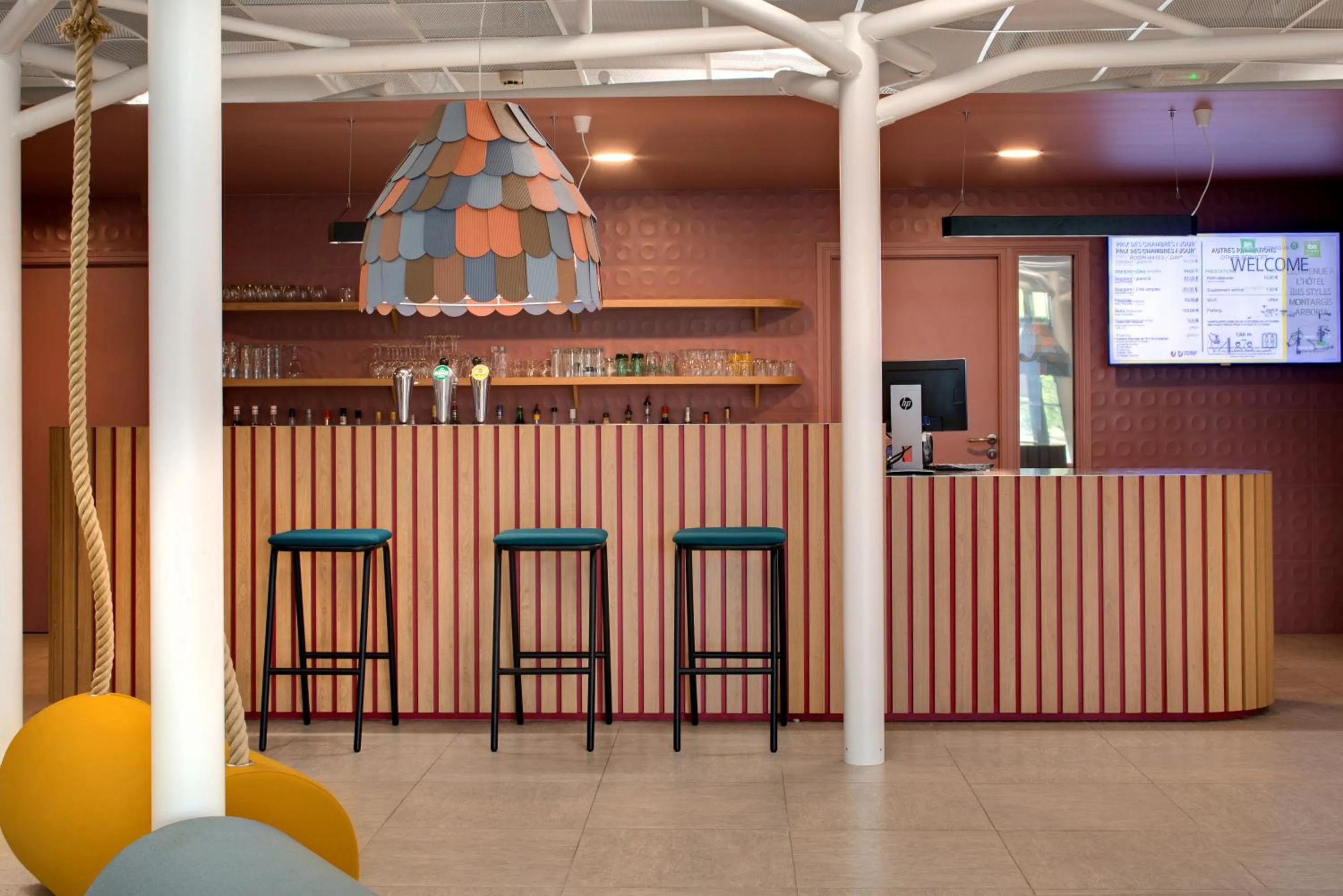 Communal lounge/ TV room in Hôtel ibis Styles Montargis Arboria