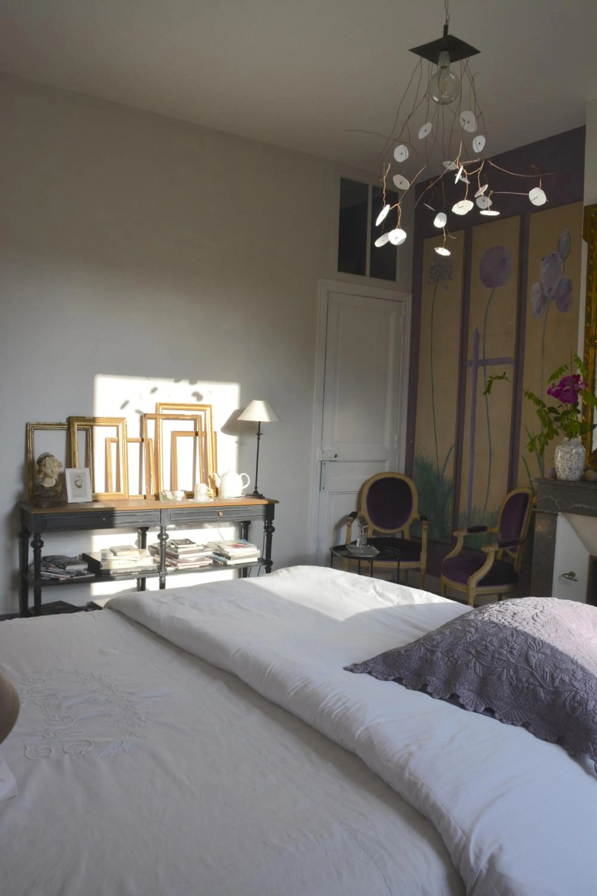 Photo of the whole room, Bed in la maison
