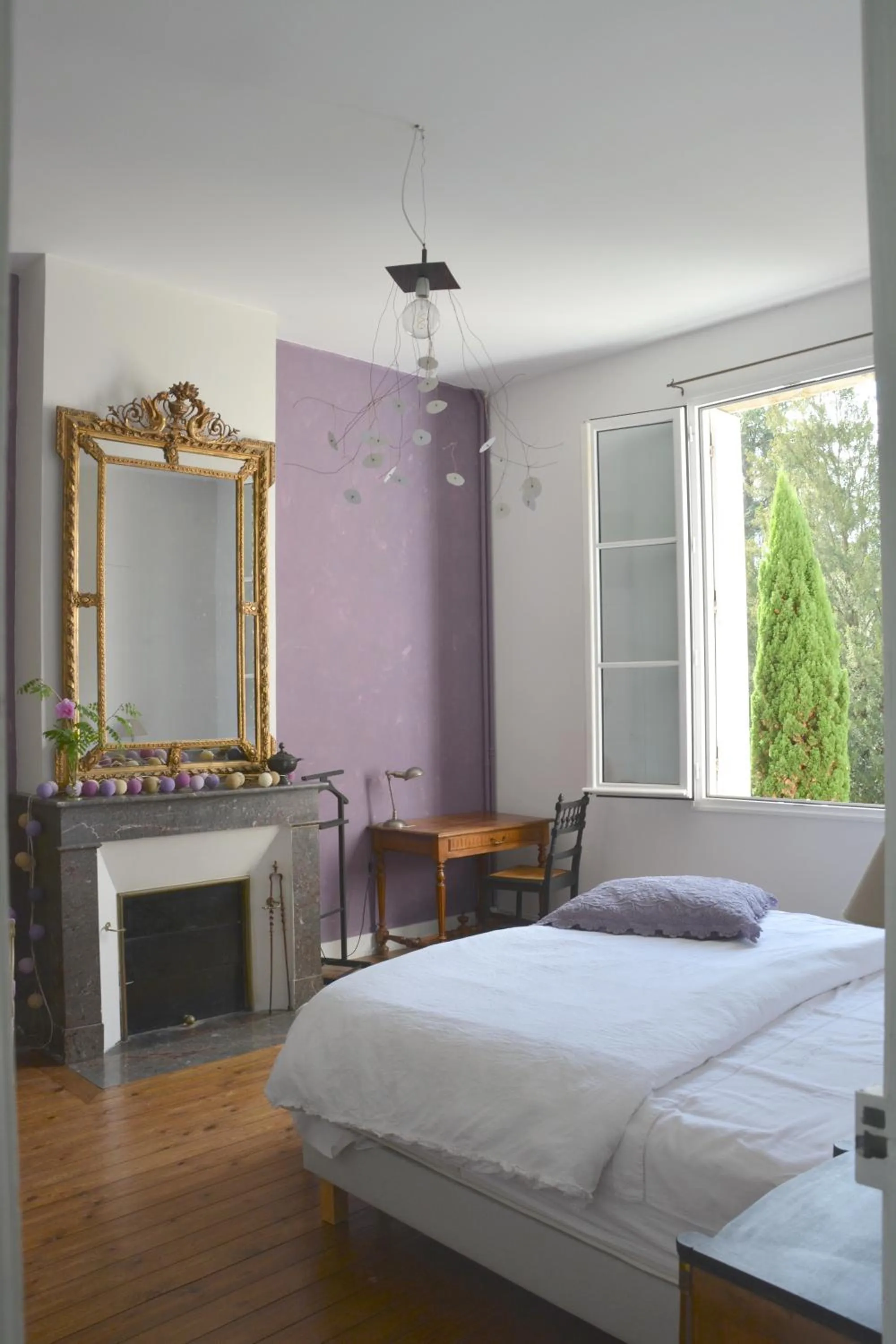 Photo of the whole room, Bed in la maison