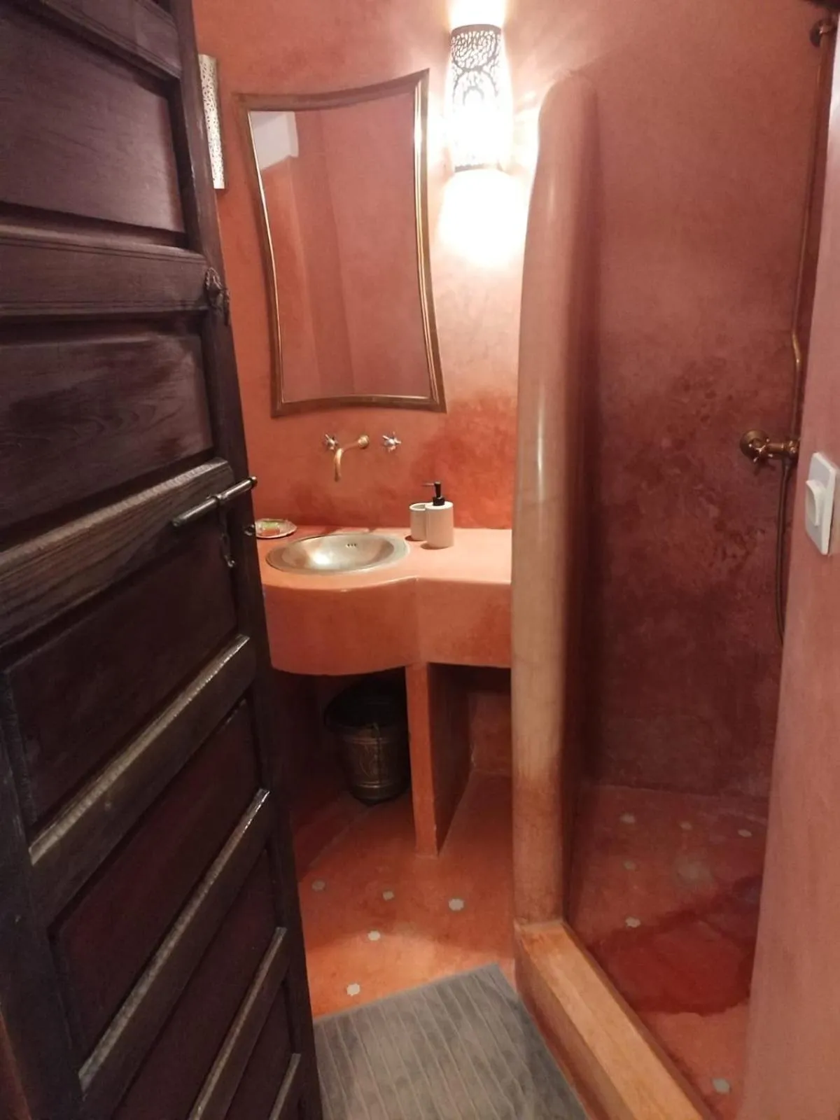 Shower in Riad Wabisabi
