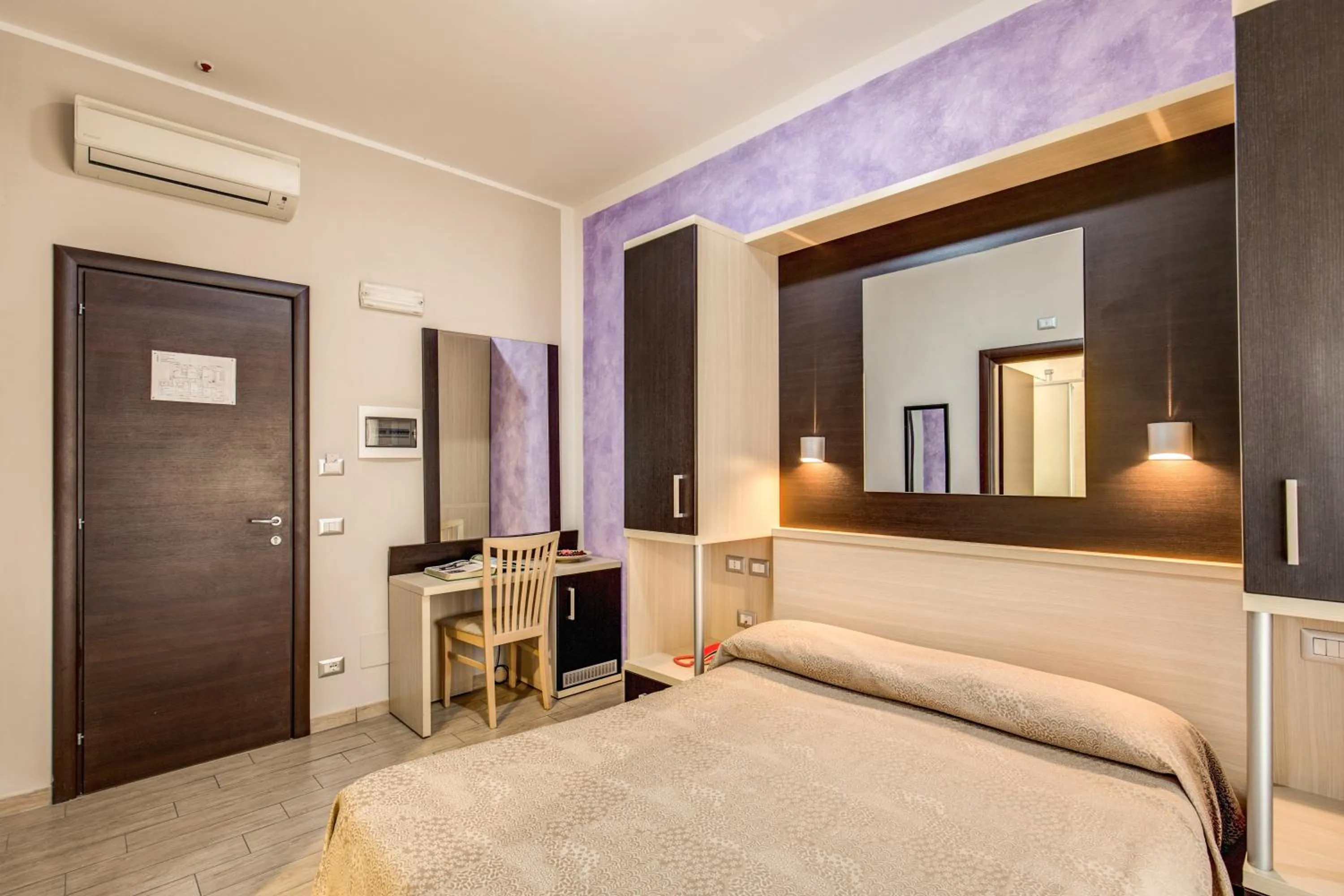 Bathroom, Bed in Buonarroti Suite