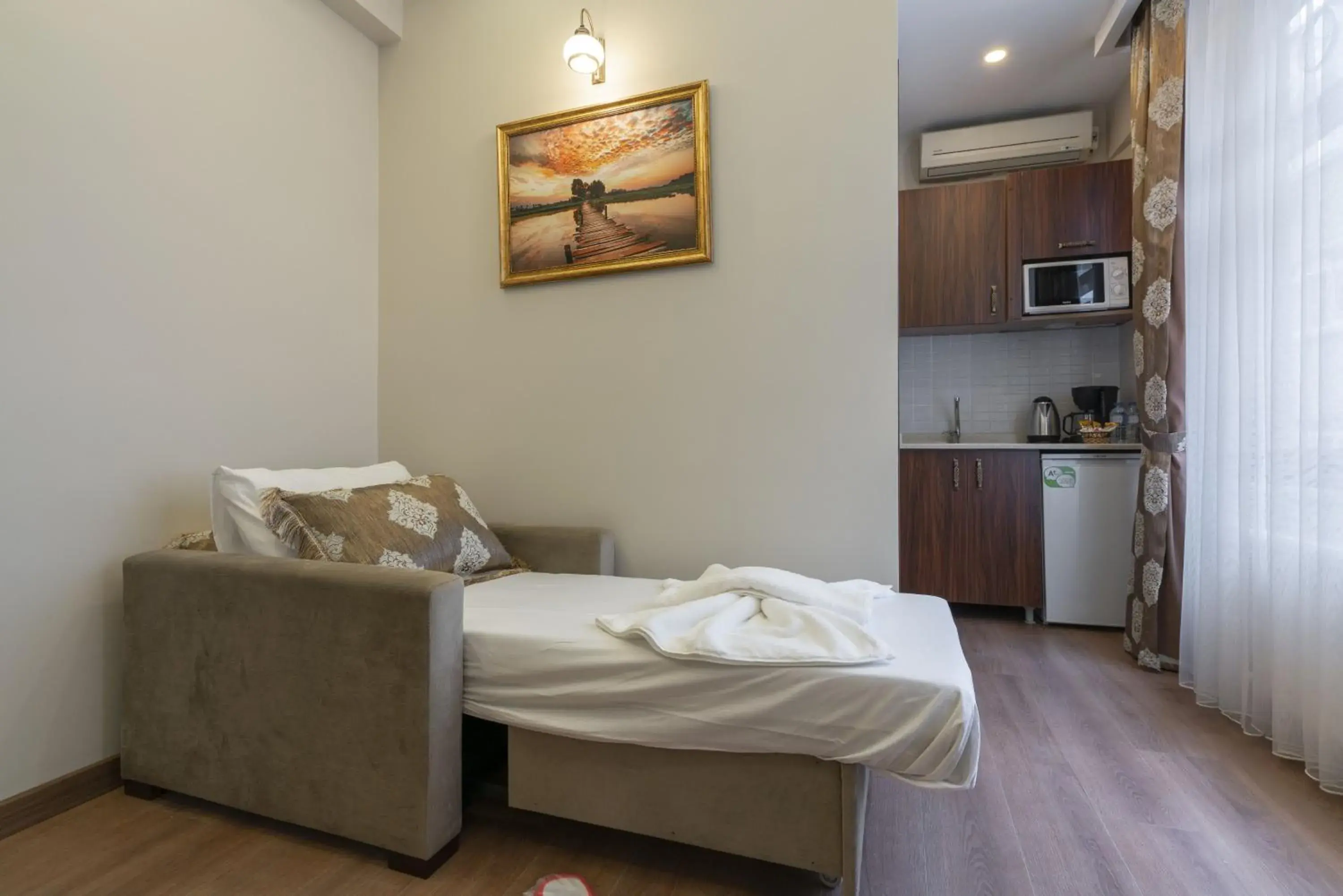 Living room, Bed in Capricorn by Otantik Suites Living room, Bed in Capricorn by Otantik Suites