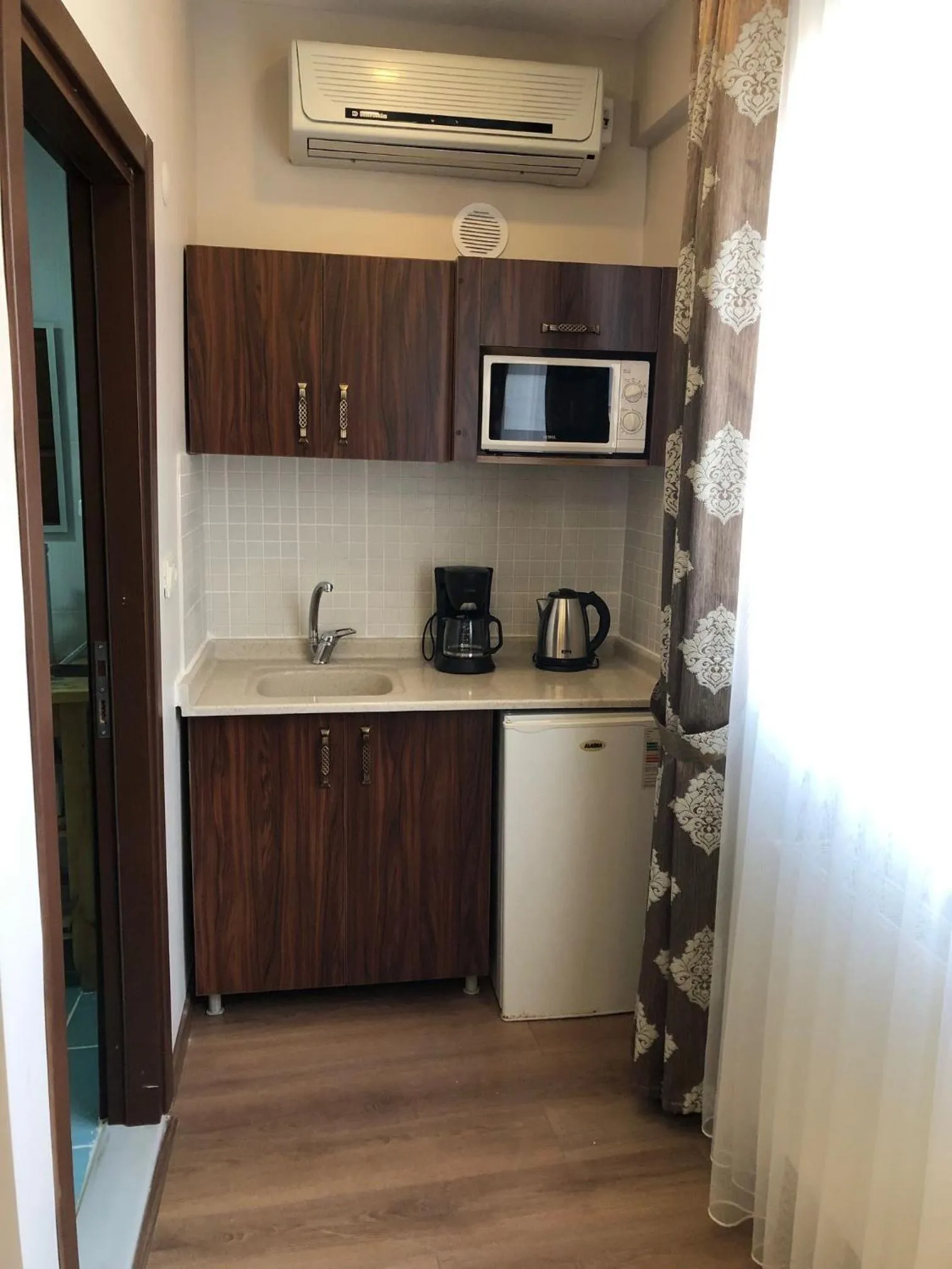 Kitchen or kitchenette in Capricorn by Otantik Suites