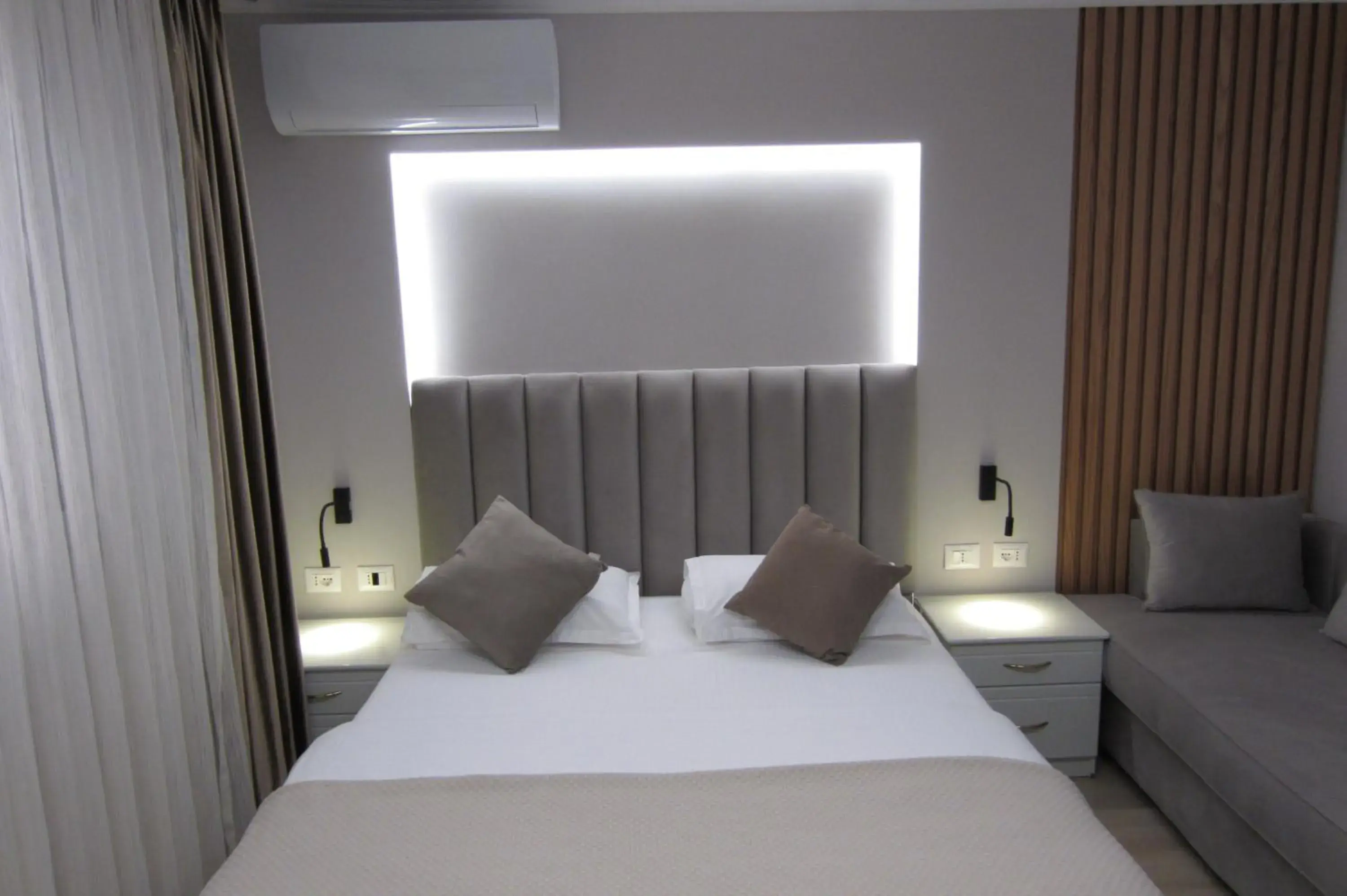 room service, Bed in Freddy's Hotel room service, Bed in Freddy's Hotel