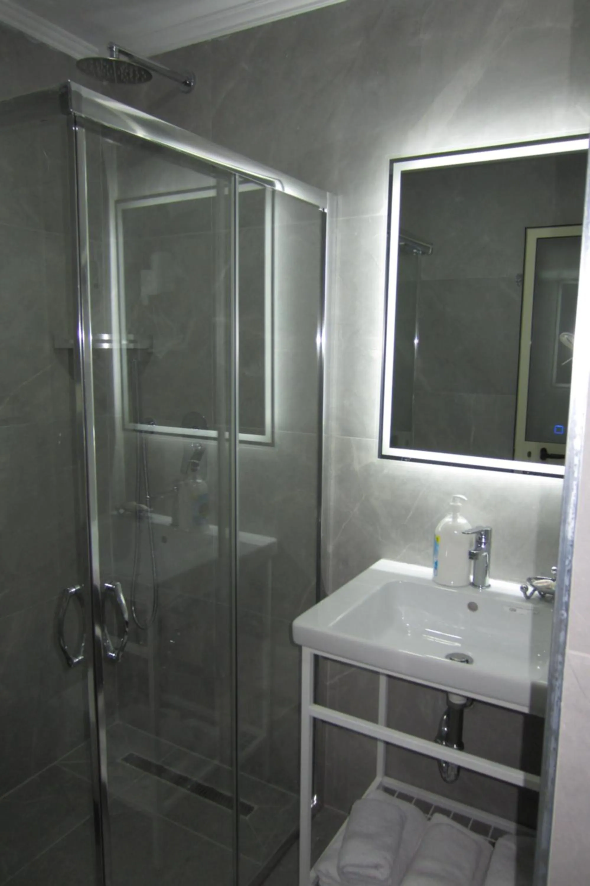 Bathroom in Freddy's Hotel