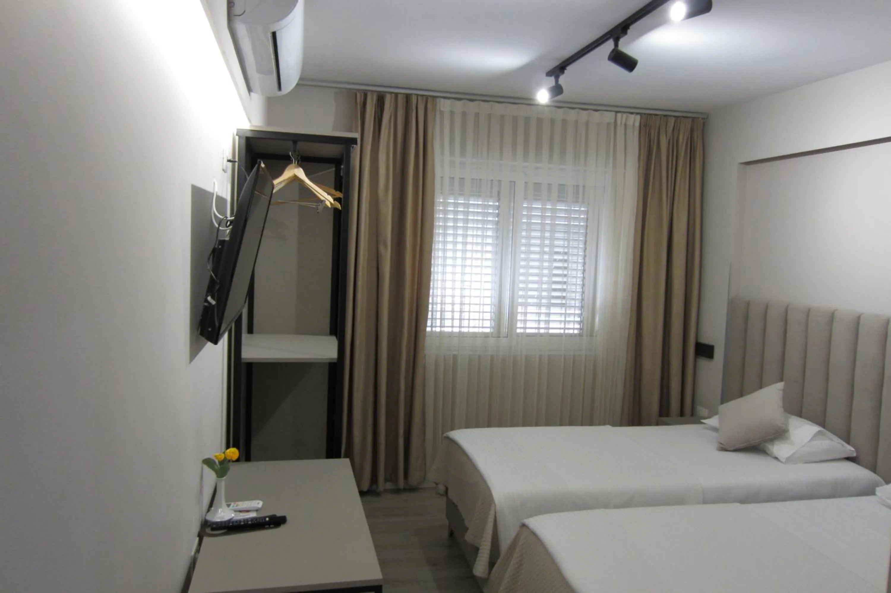 room service, Bed in Freddy's Hotel