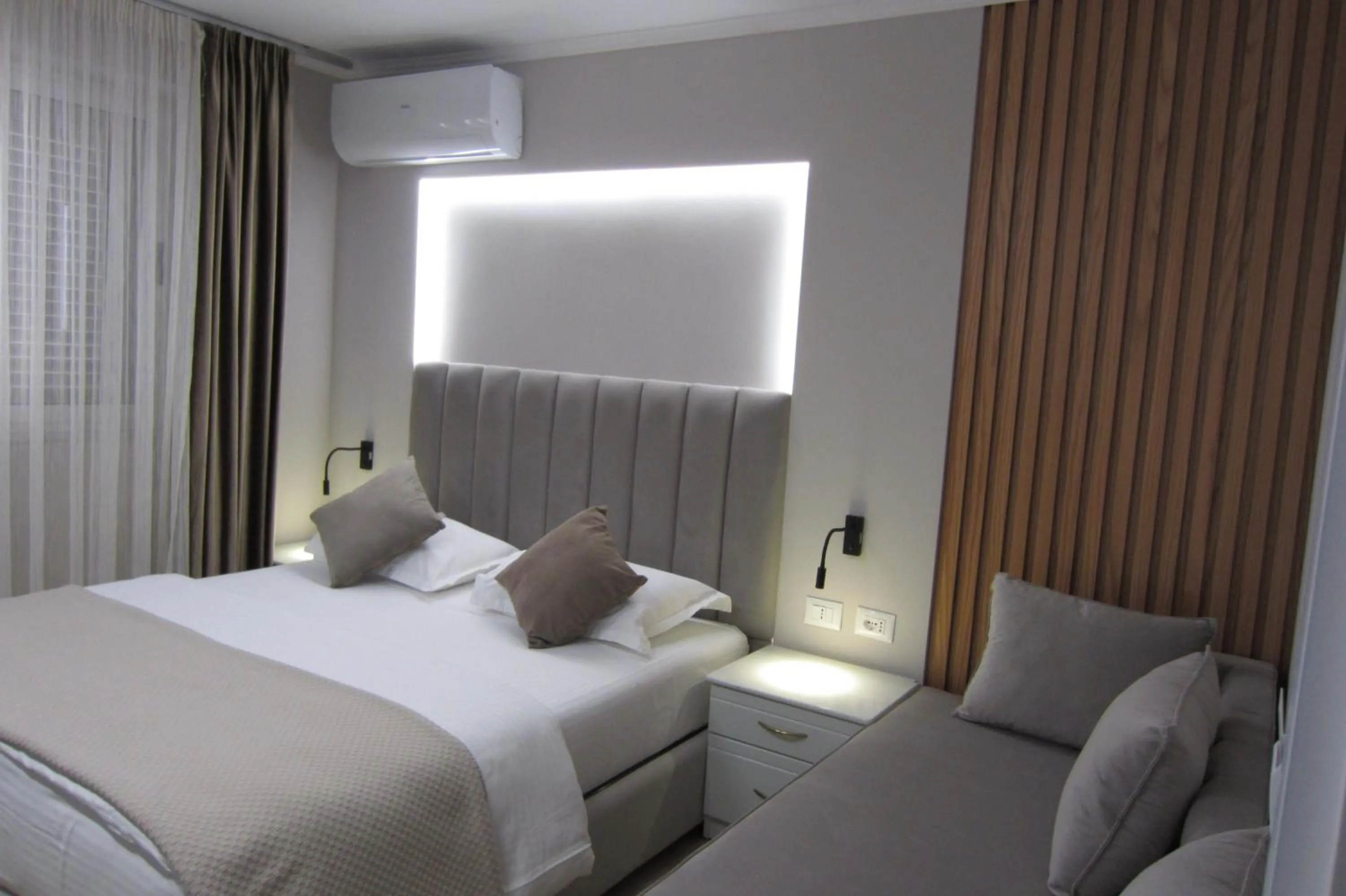 View (from property/room), Bed in Freddy's Hotel