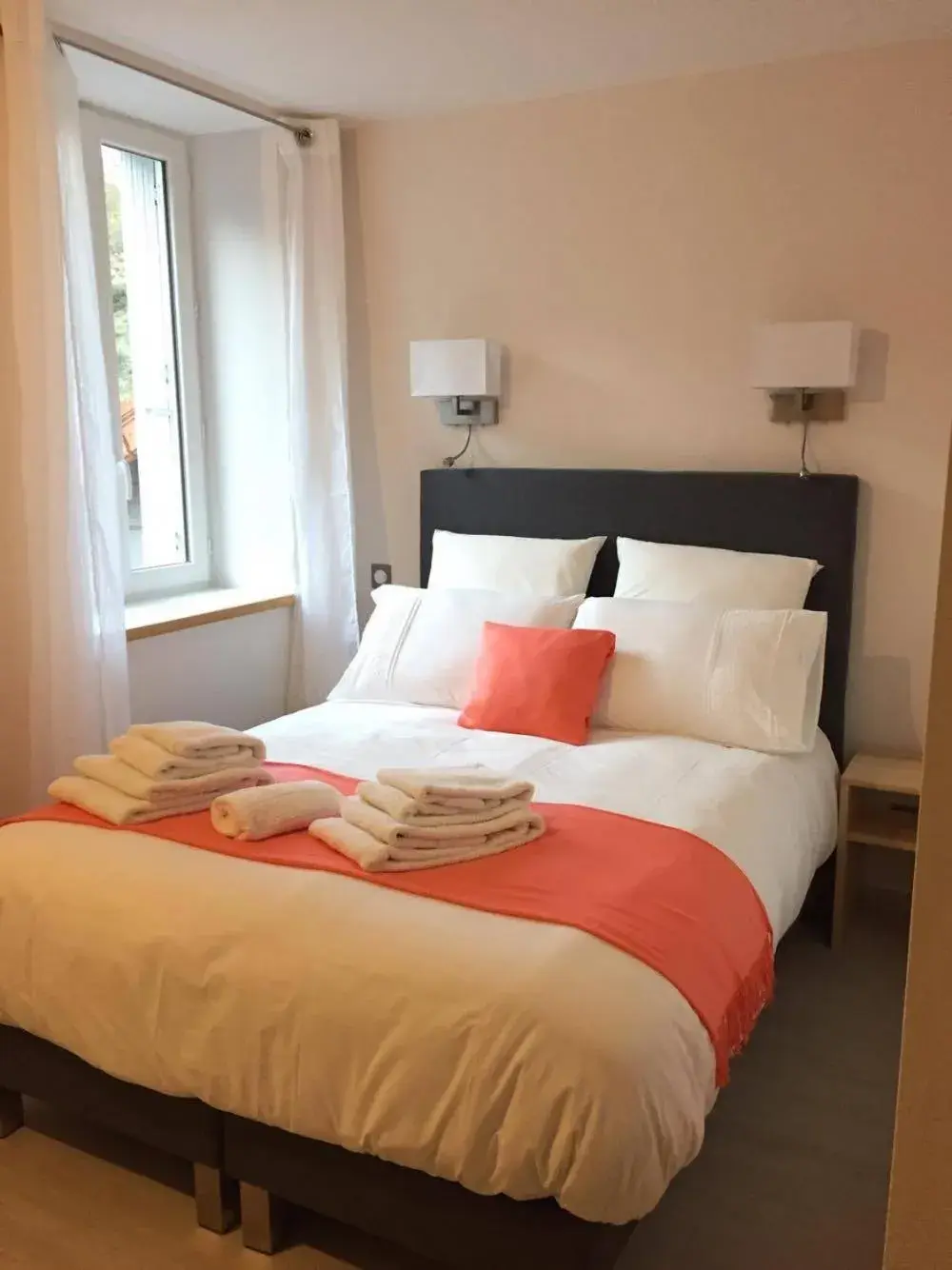 Double Room with Private External Shower and Toilet in Hôtel du Bout du Monde Double Room with Private External Shower and Toilet in Hôtel du Bout du Monde