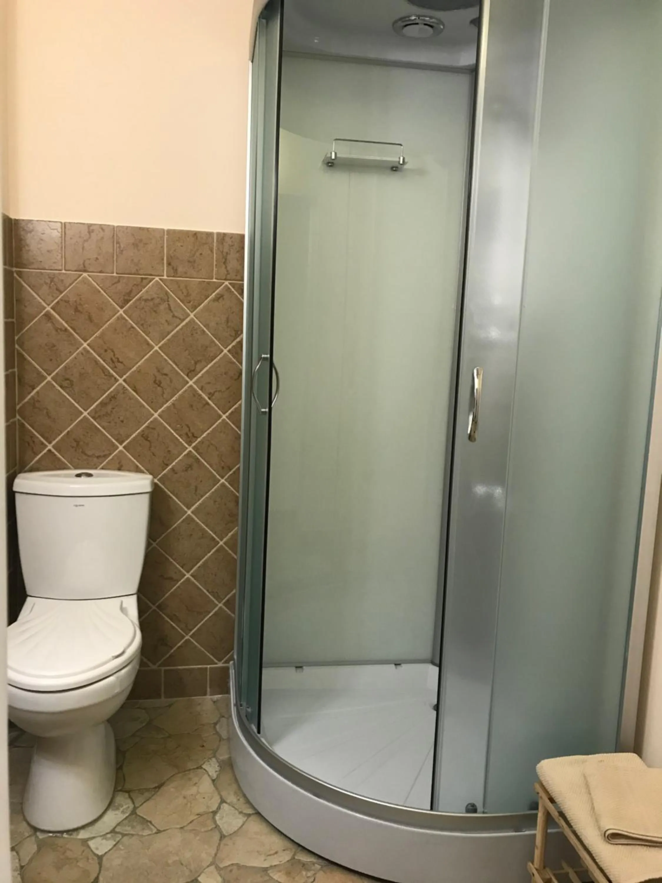 Toilet in Pop Bogomil family hotel