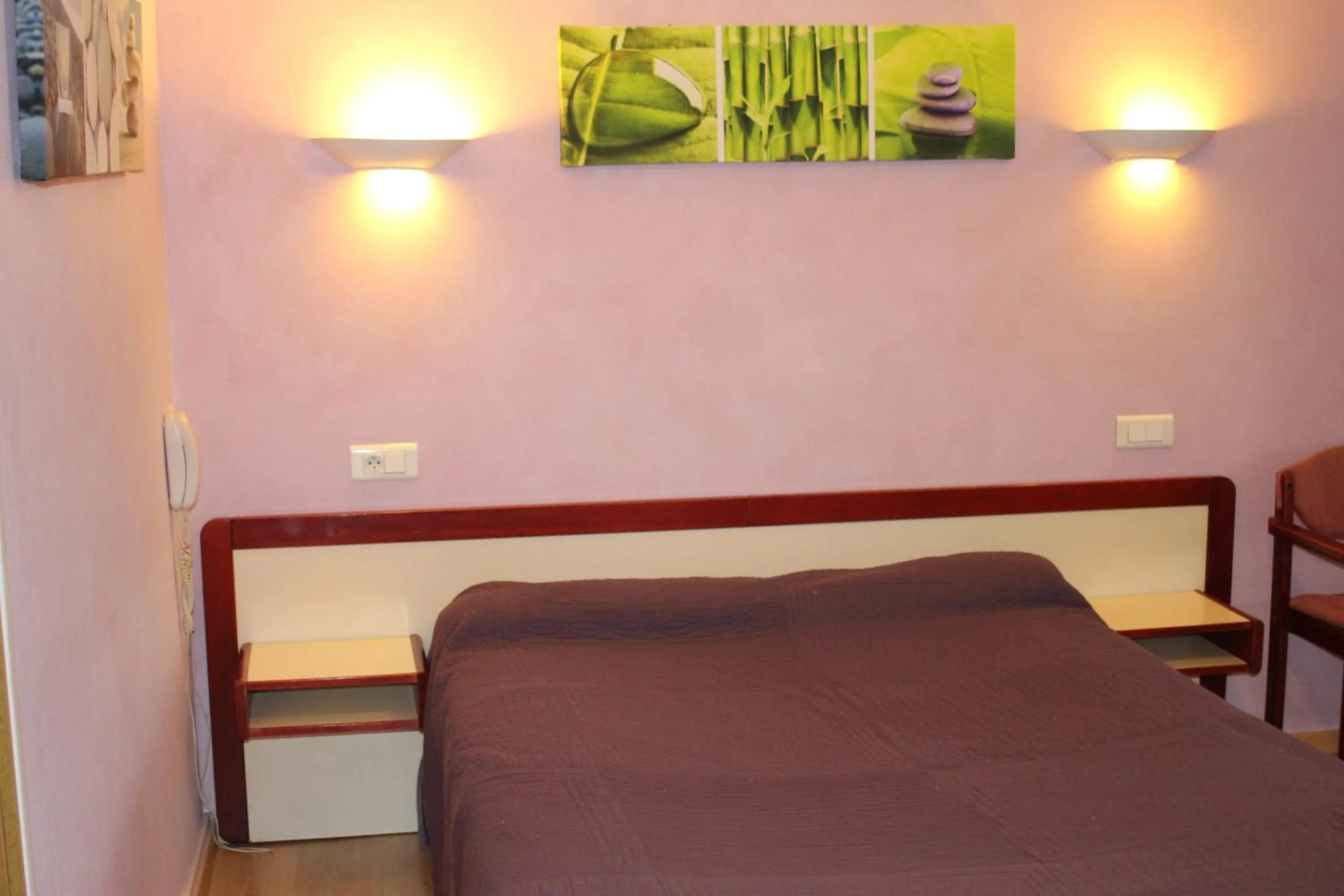 Bed in Hôtel Saint-Marc