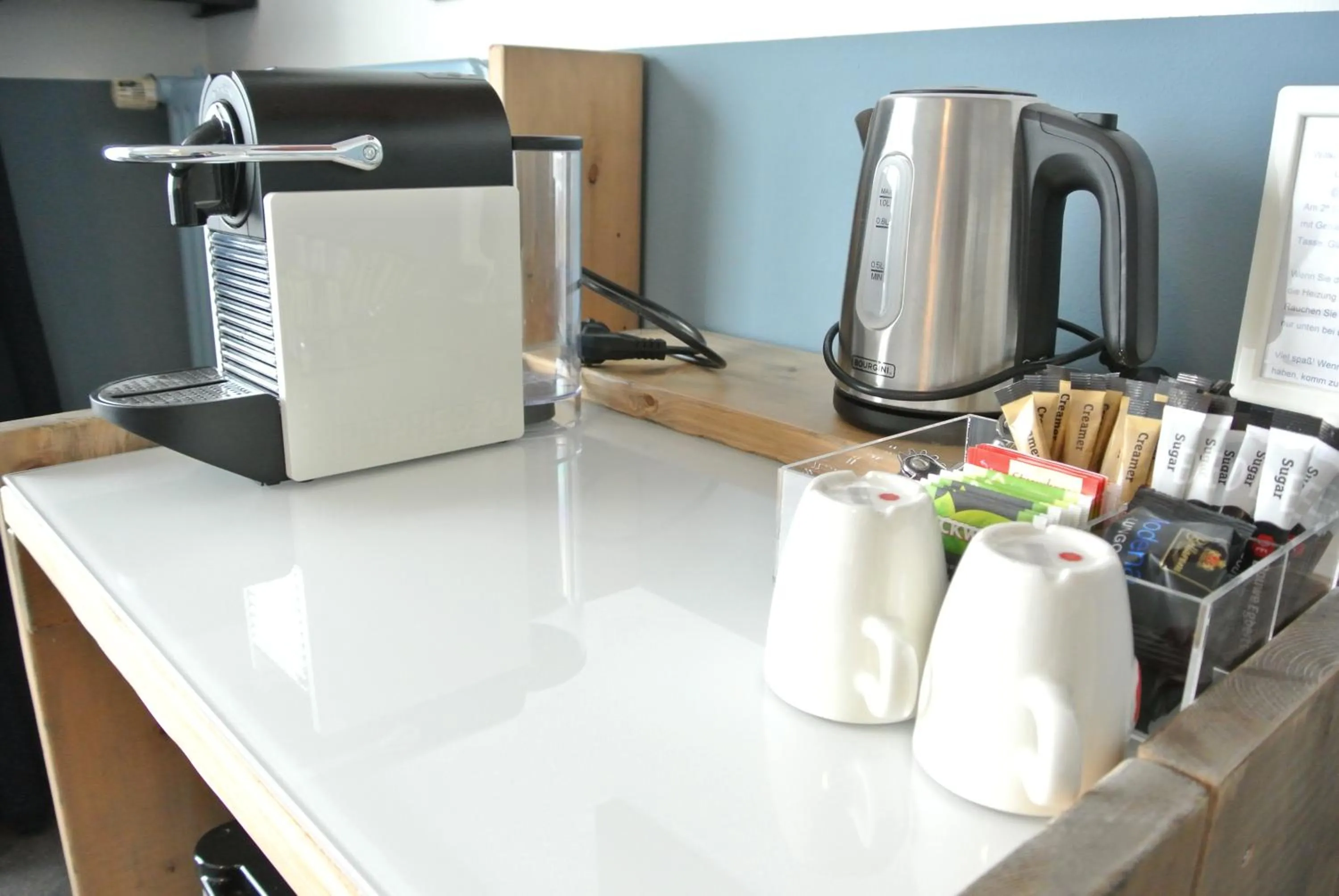 Coffee/tea facilities in Bed&Breakfast aan Strand