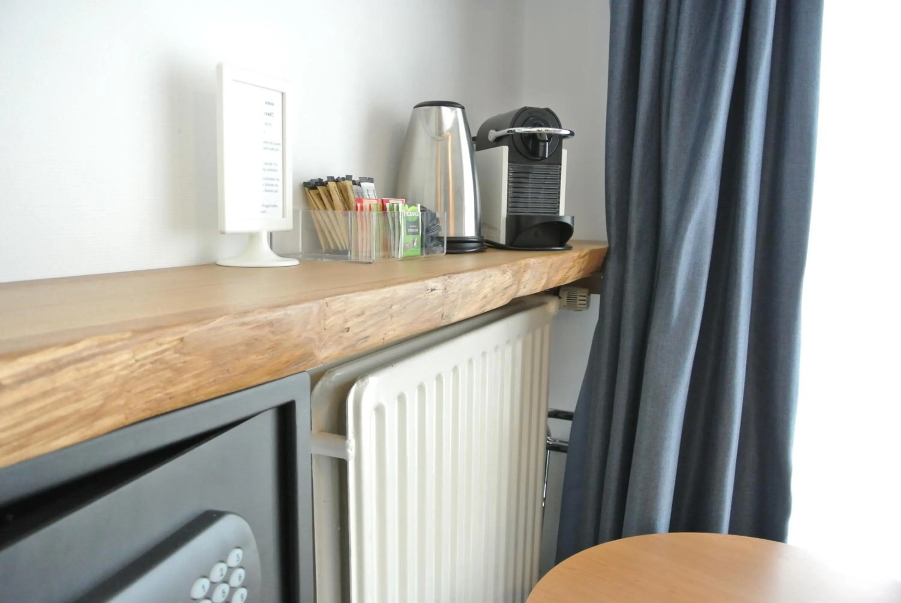 Coffee/tea facilities in Bed&Breakfast aan Strand