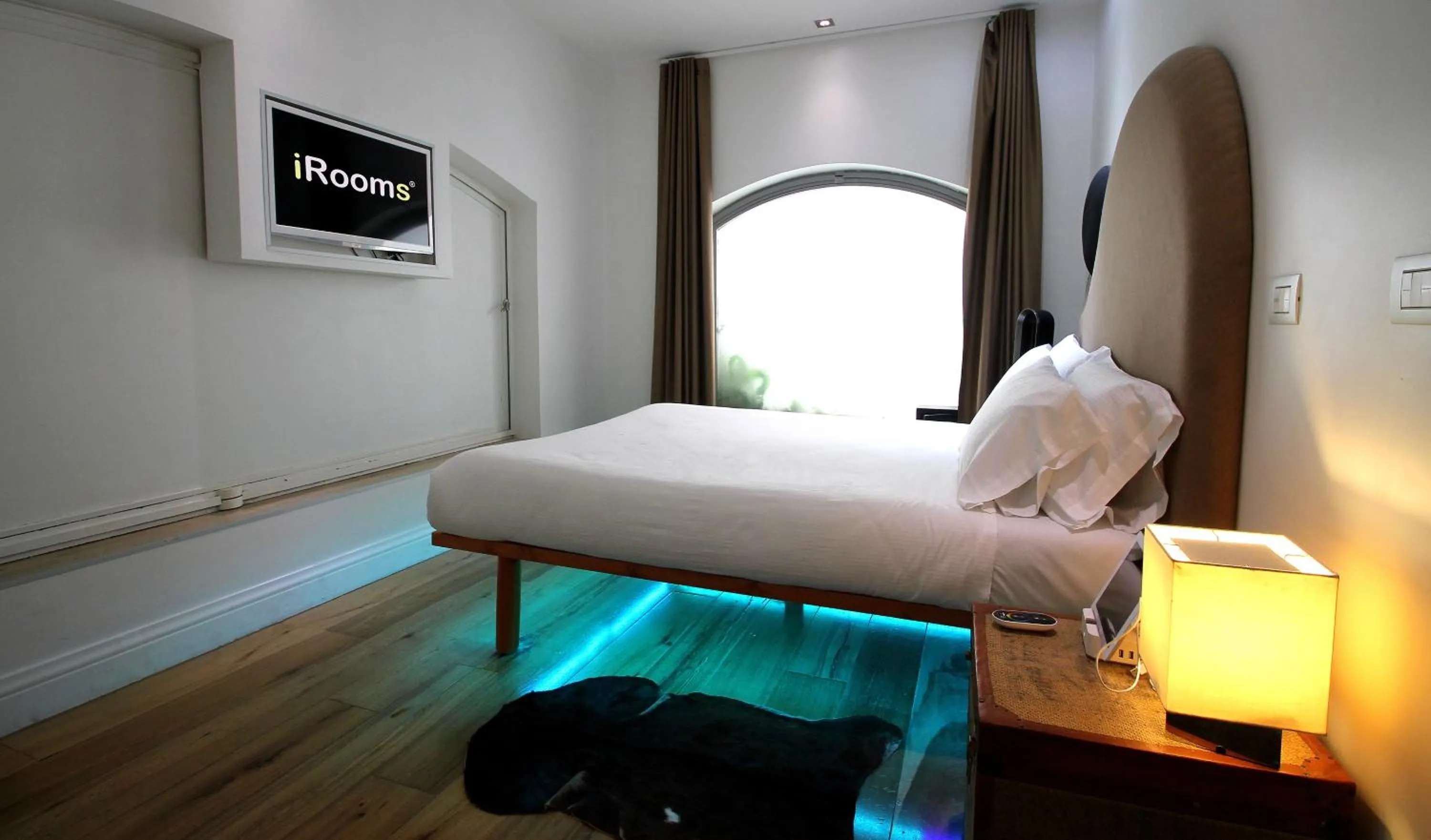 Bed in iRooms Forum & Colosseum
