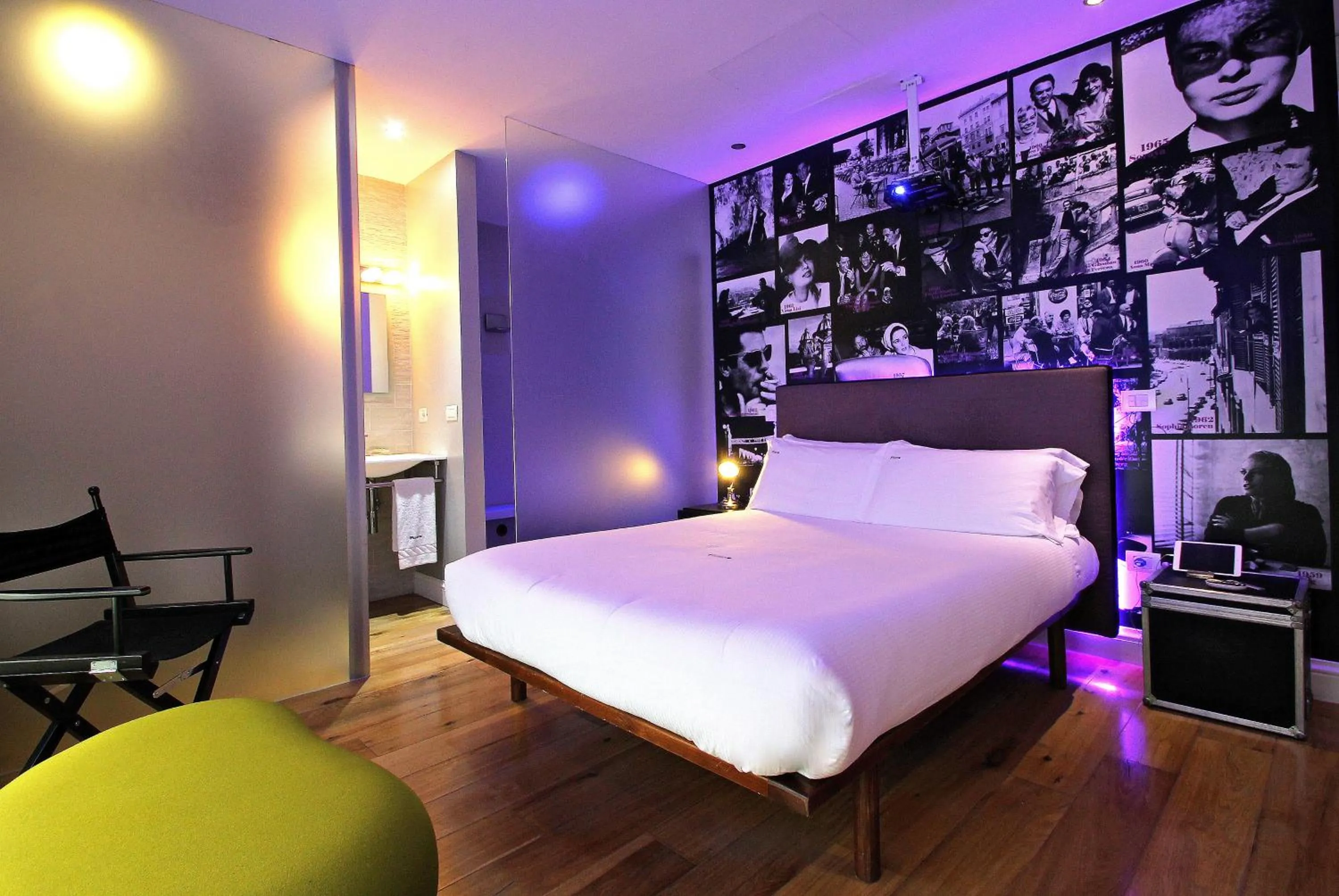 Photo of the whole room, Bed in iRooms Forum & Colosseum