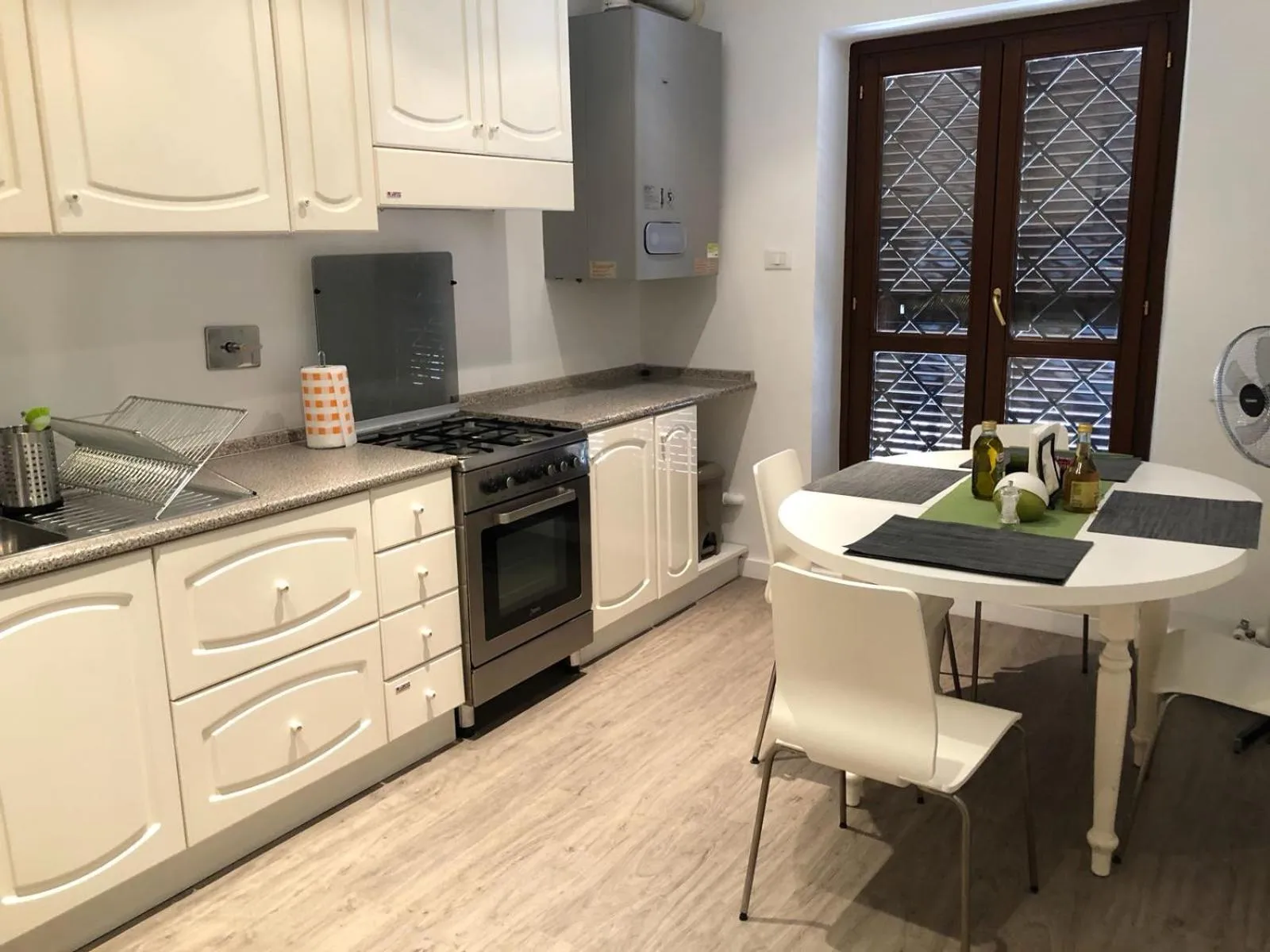 Kitchen or kitchenette in iRooms Forum & Colosseum