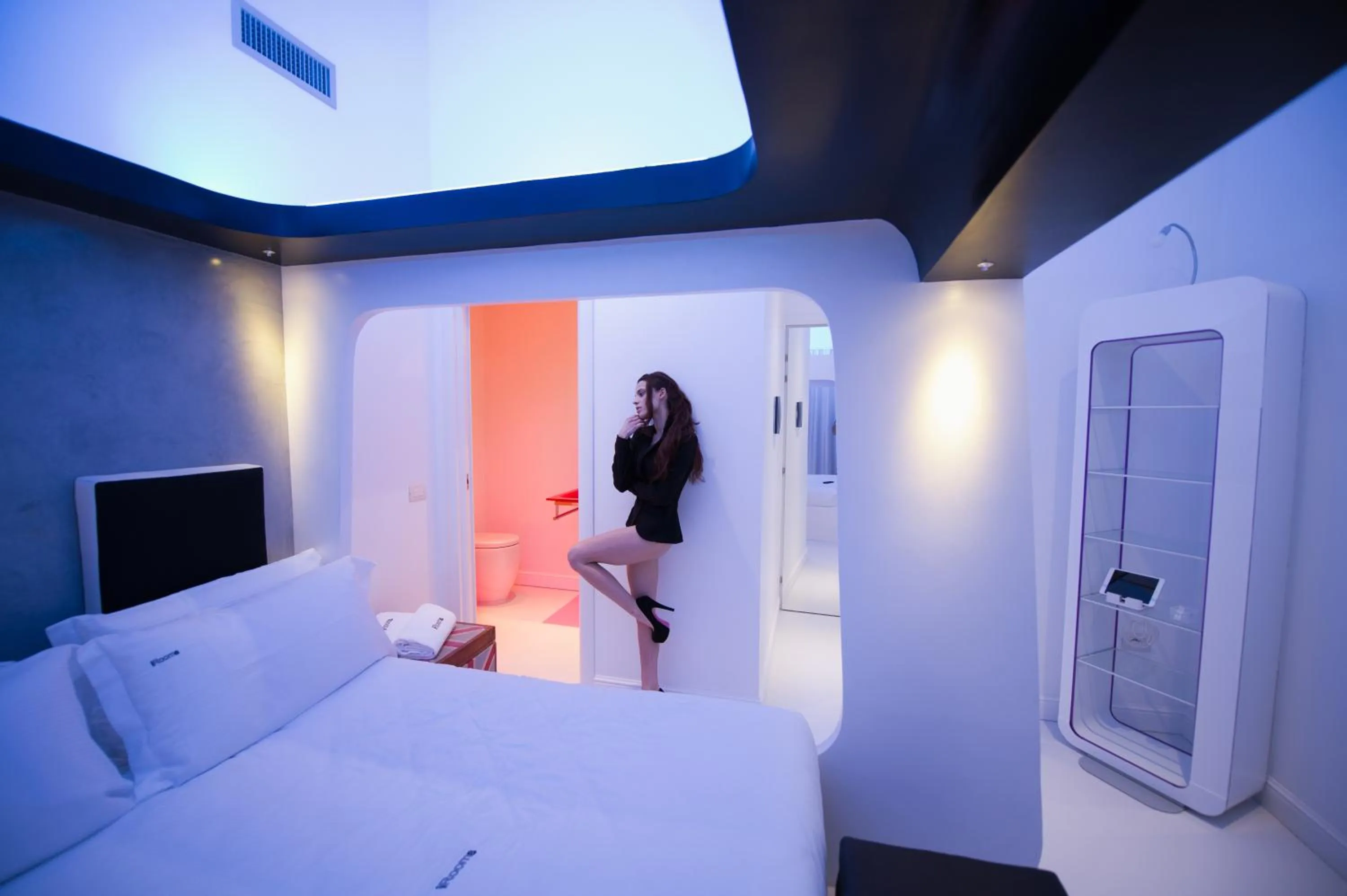 Photo of the whole room, Bed in iRooms Forum & Colosseum