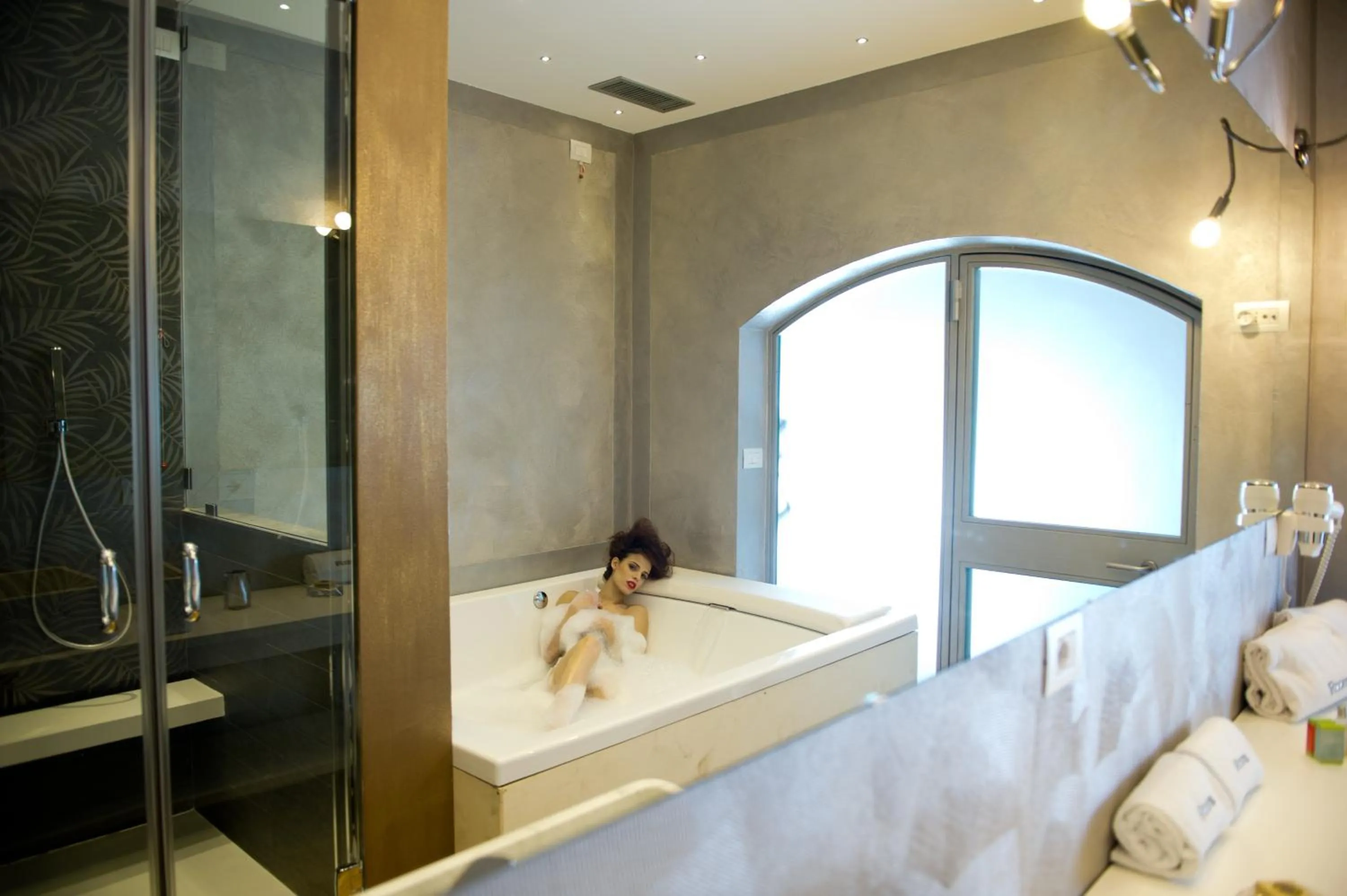 Bathroom, Bed in iRooms Forum & Colosseum