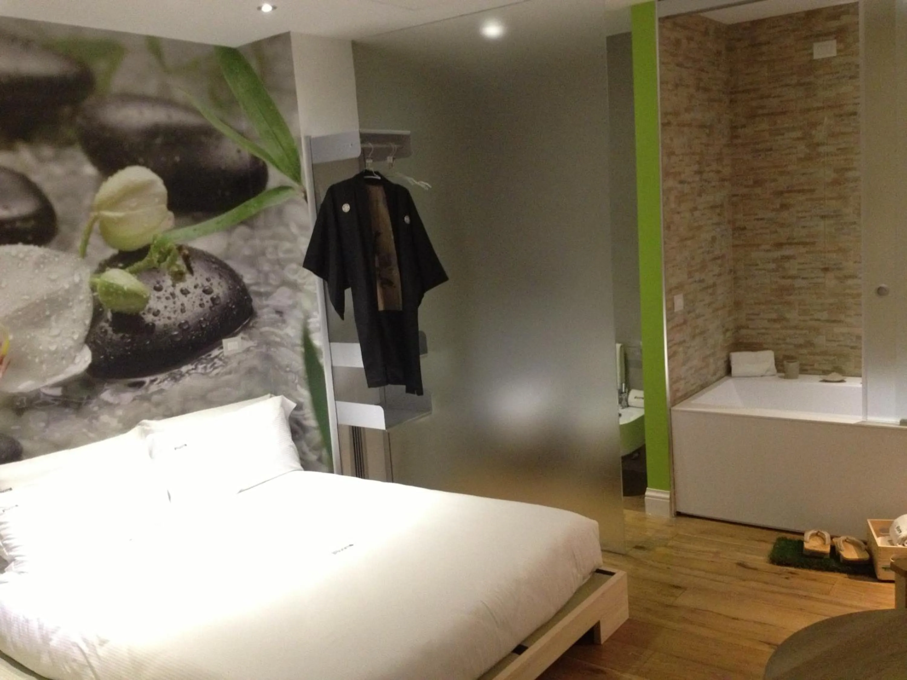 Photo of the whole room, Bed in iRooms Forum & Colosseum