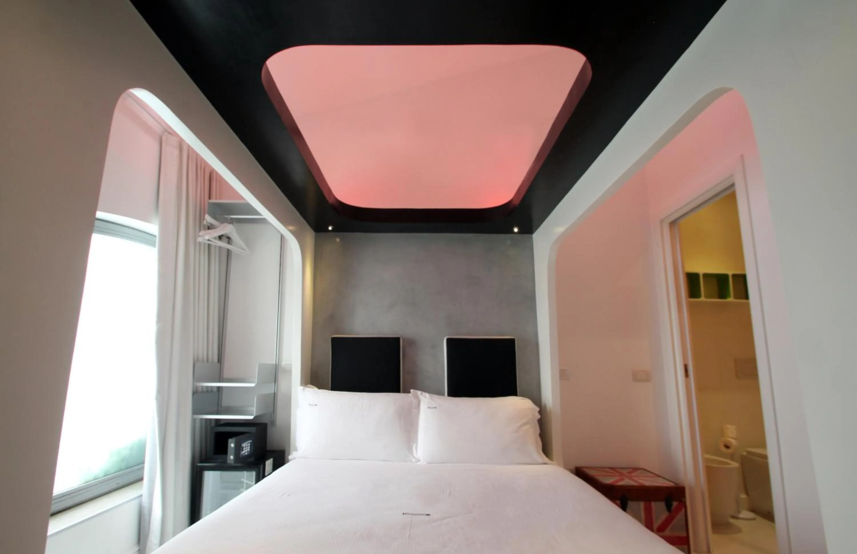 Bed in iRooms Forum & Colosseum