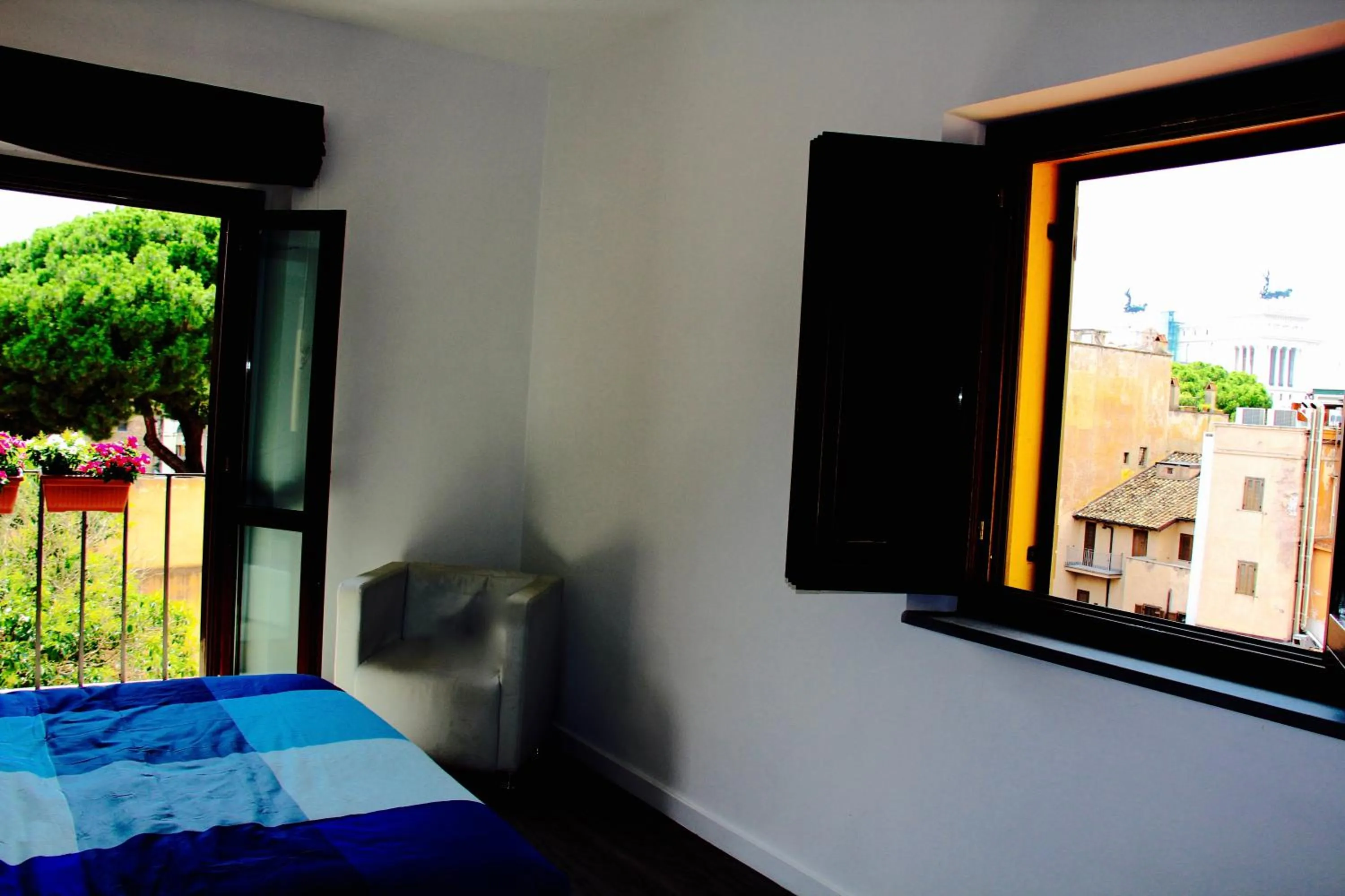 Bedroom, Bed in iRooms Forum & Colosseum