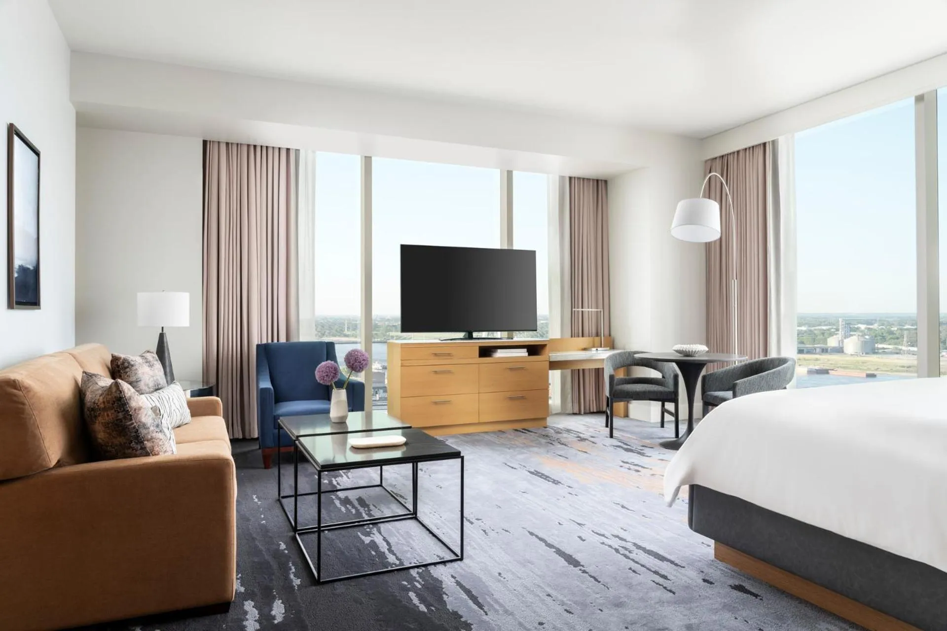 Living room, Bed in Four Seasons St. Louis