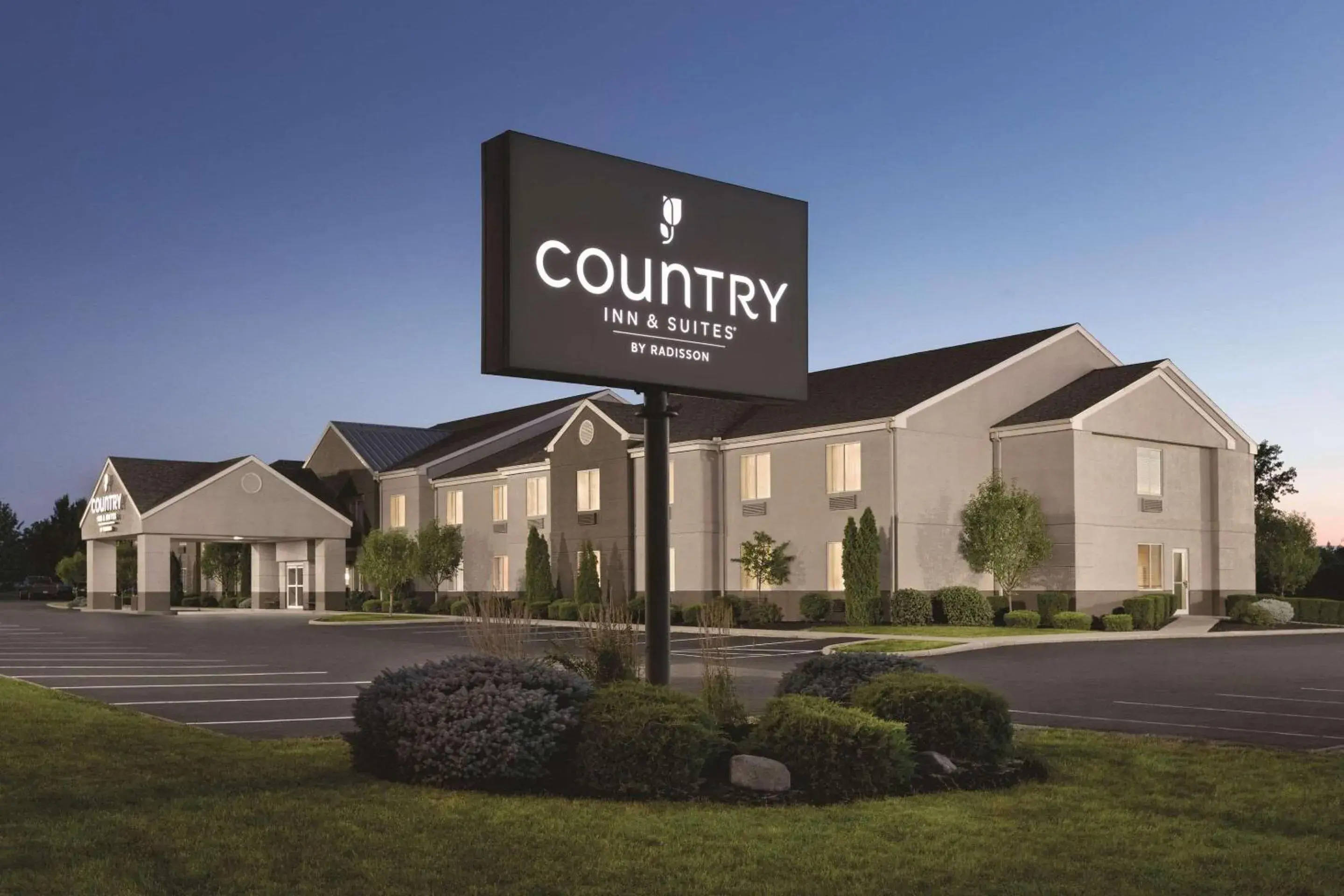 Property building in Country Inn & Suites by Radisson, Port Clinton, OH Property building in Country Inn & Suites by Radisson, Port Clinton, OH