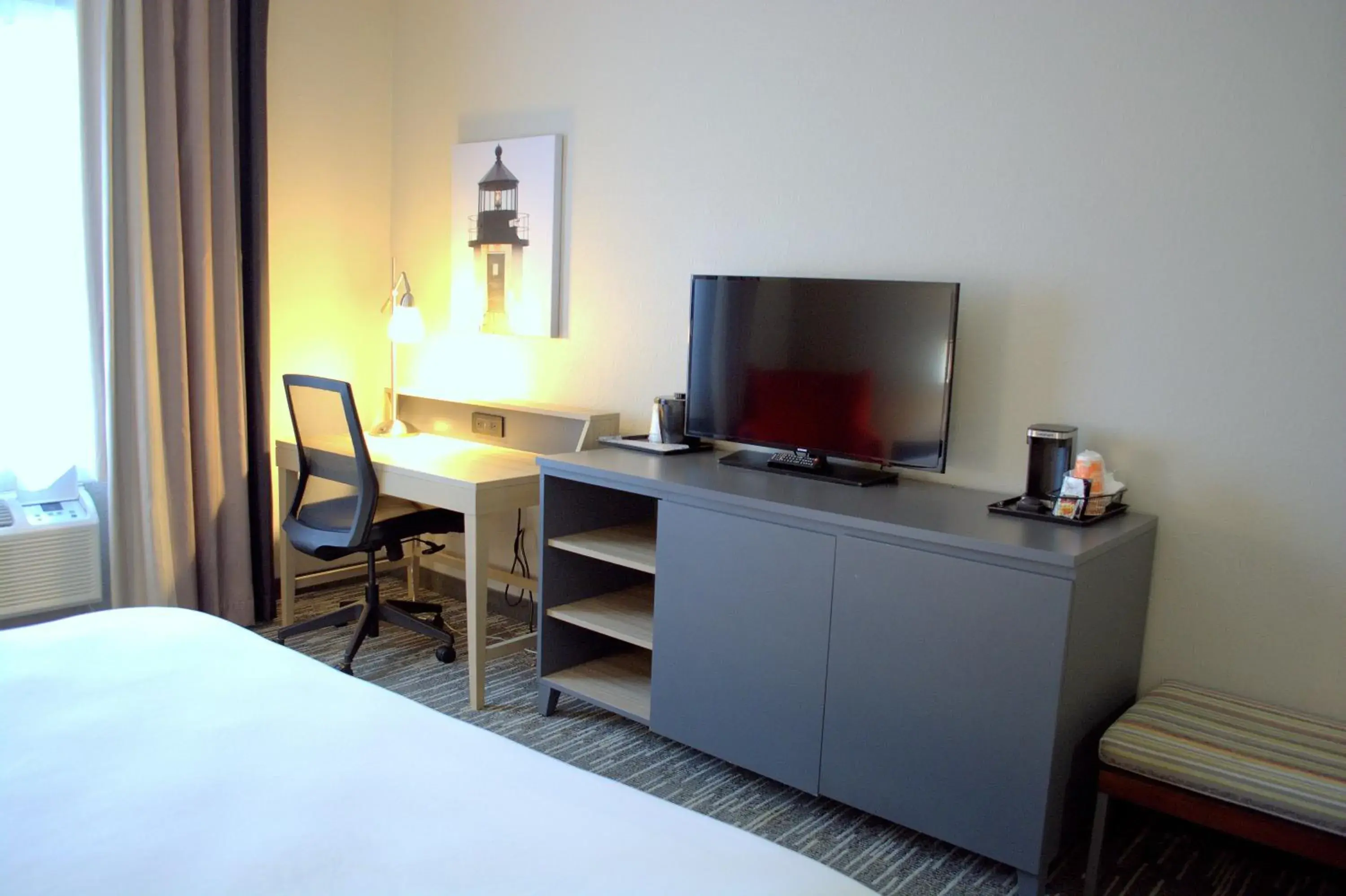 TV and multimedia, Bed in Country Inn & Suites by Radisson, Port Clinton, OH TV and multimedia, Bed in Country Inn & Suites by Radisson, Port Clinton, OH