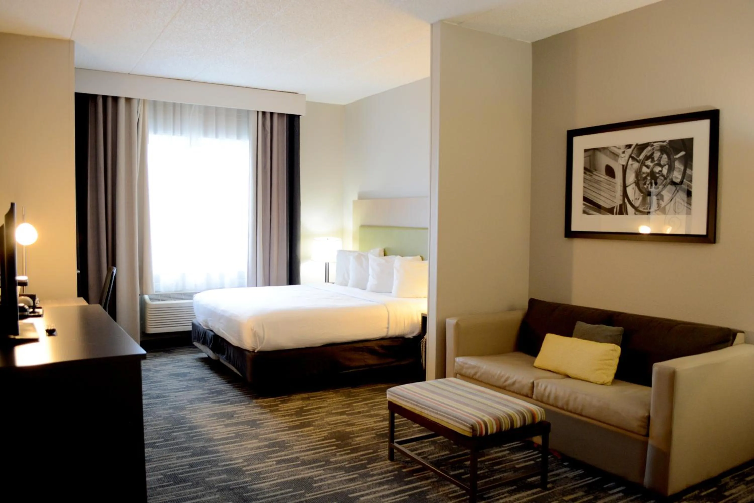 Photo of the whole room, Bed in Country Inn & Suites by Radisson, Port Clinton, OH