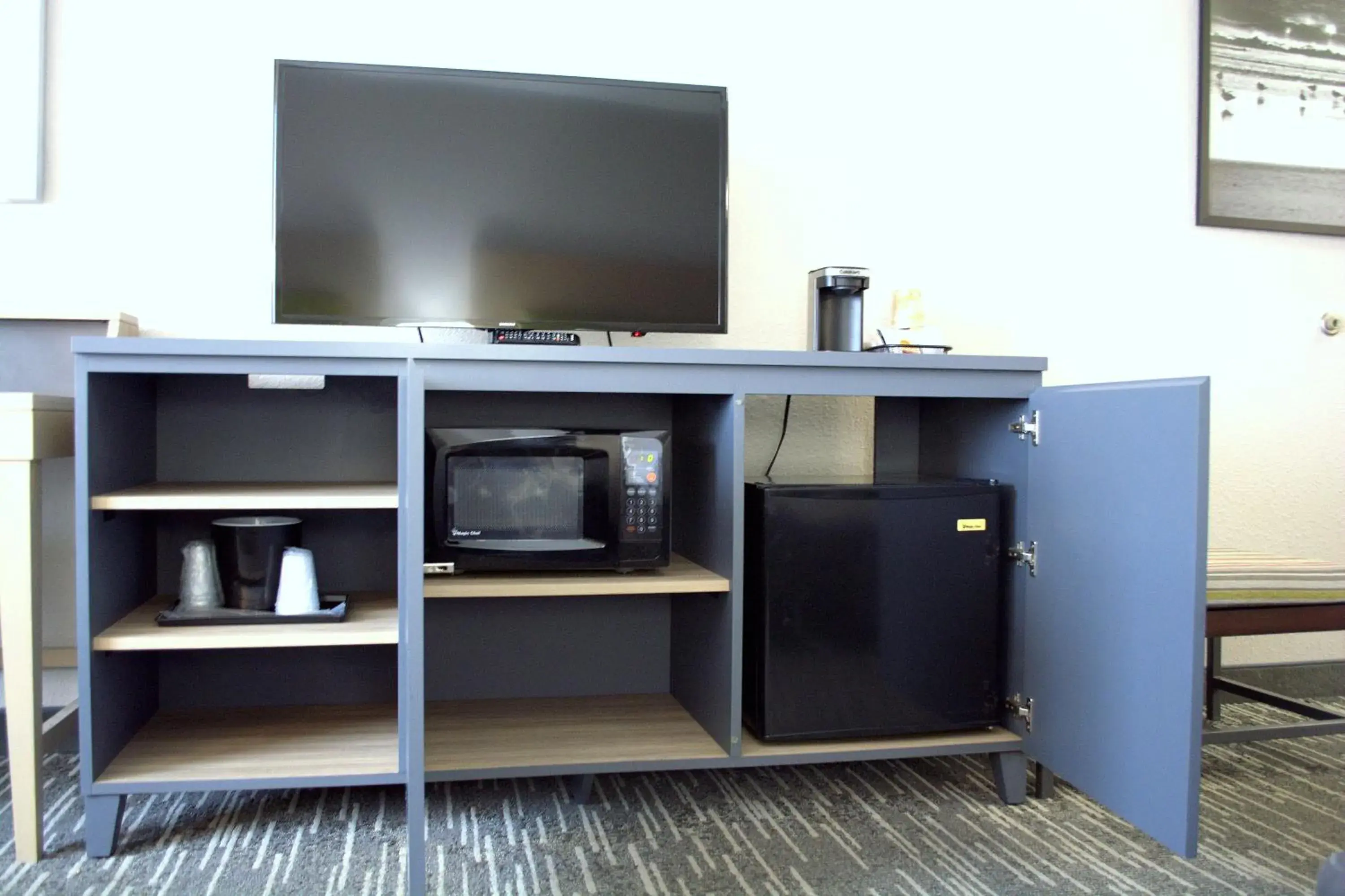 King Room - Disability Access/Non Smoking in Country Inn & Suites by Radisson, Port Clinton, OH King Room - Disability Access/Non Smoking in Country Inn & Suites by Radisson, Port Clinton, OH