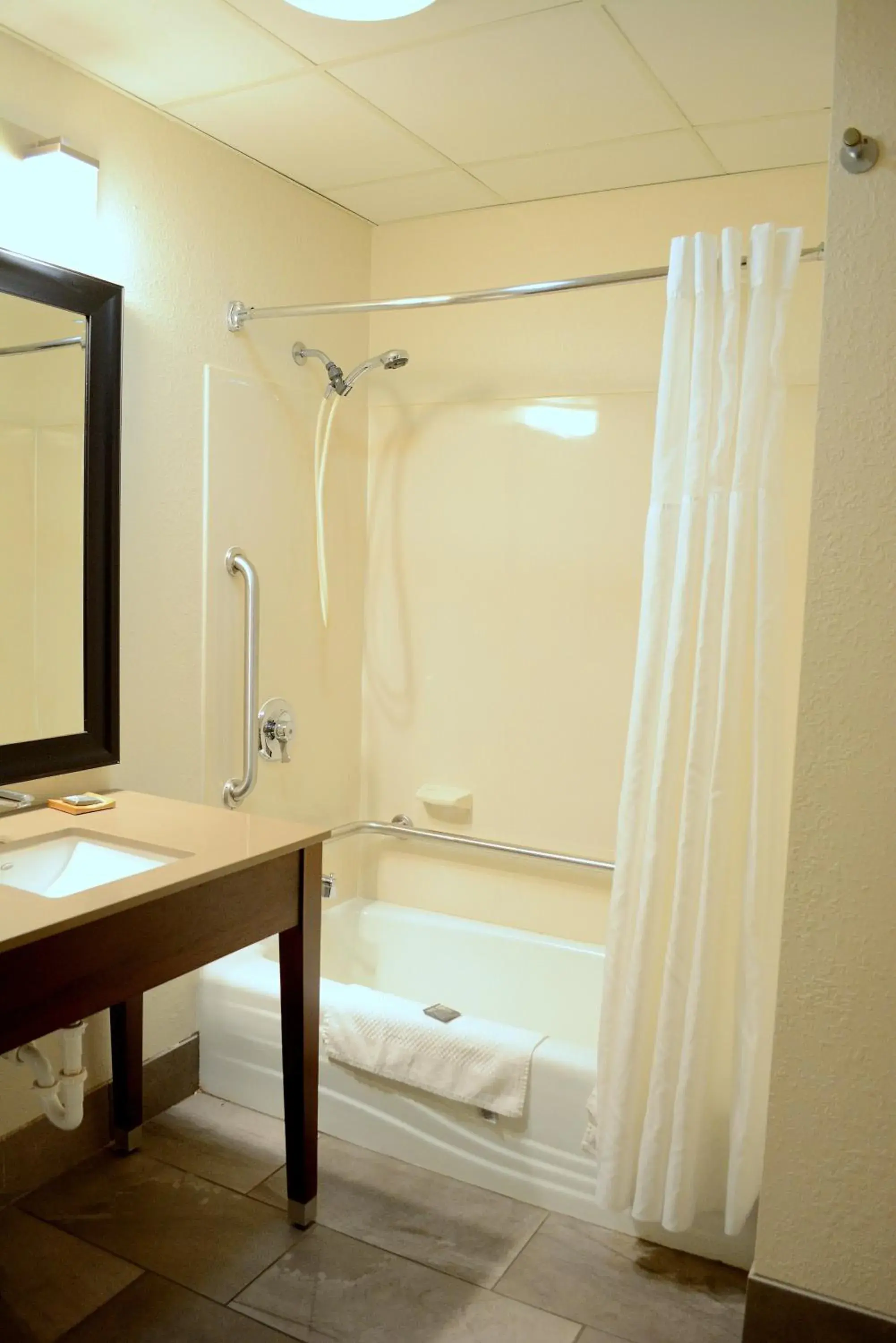 Queen Room with Two Queen Beds - Disability Access in Country Inn & Suites by Radisson, Port Clinton, OH Queen Room with Two Queen Beds - Disability Access in Country Inn & Suites by Radisson, Port Clinton, OH