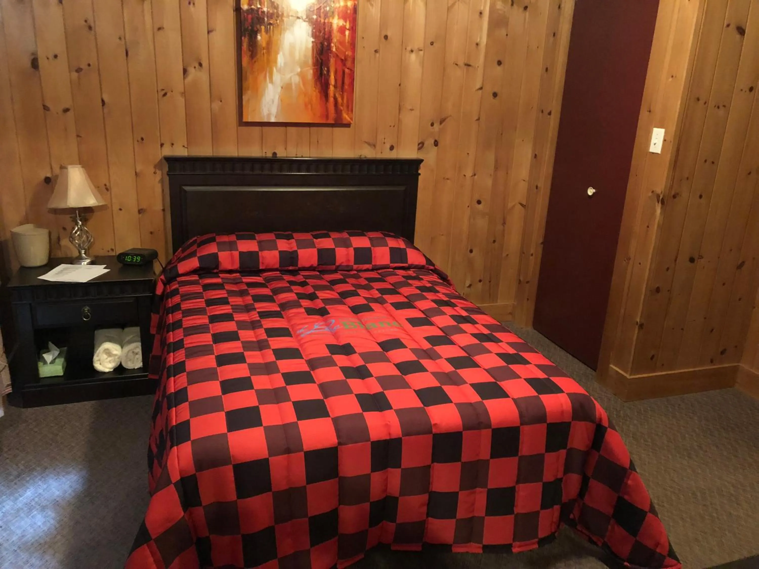 Property building, Bed in Pourvoirie du Lac Blanc