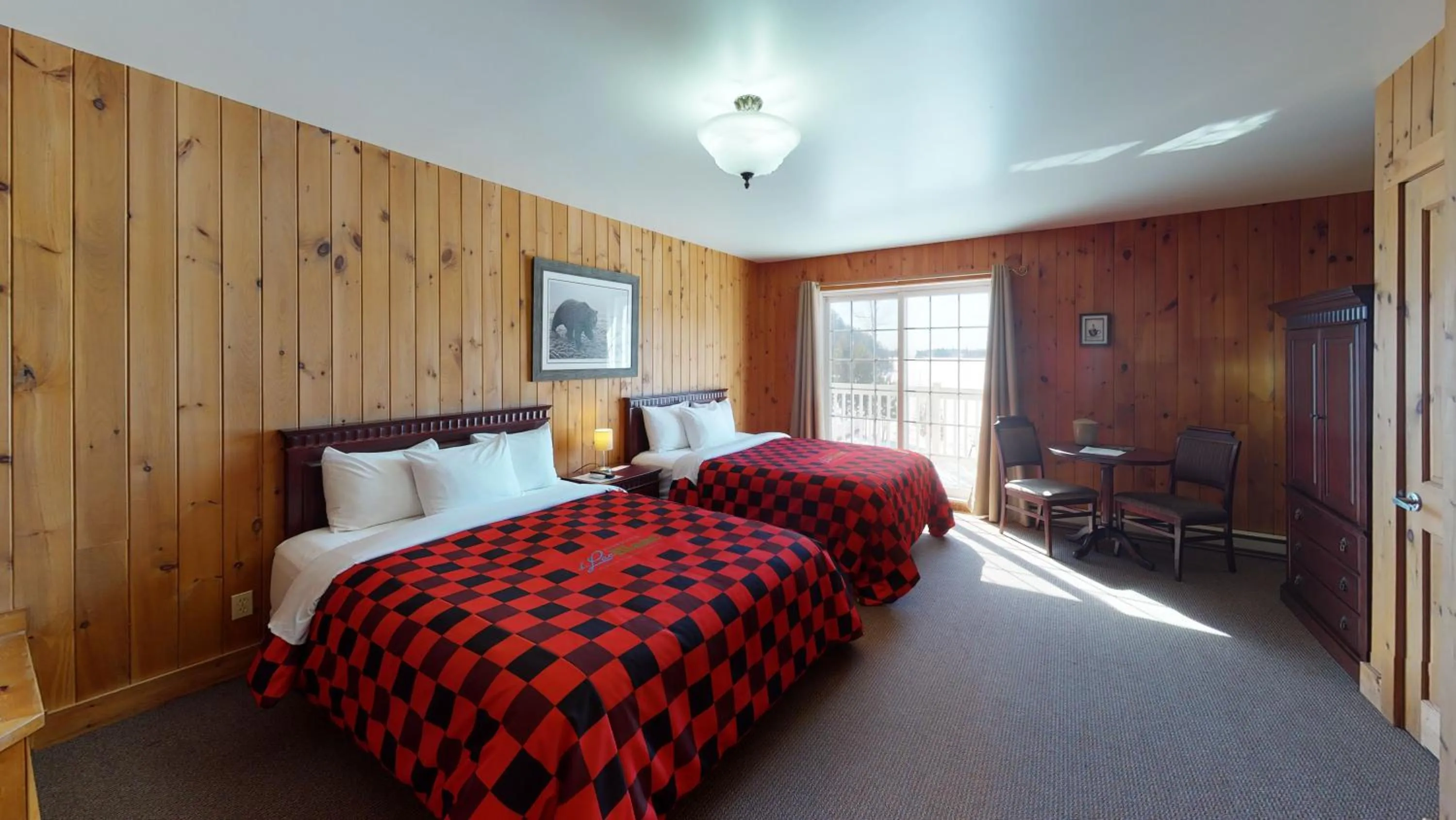 Photo of the whole room, Bed in Pourvoirie du Lac Blanc