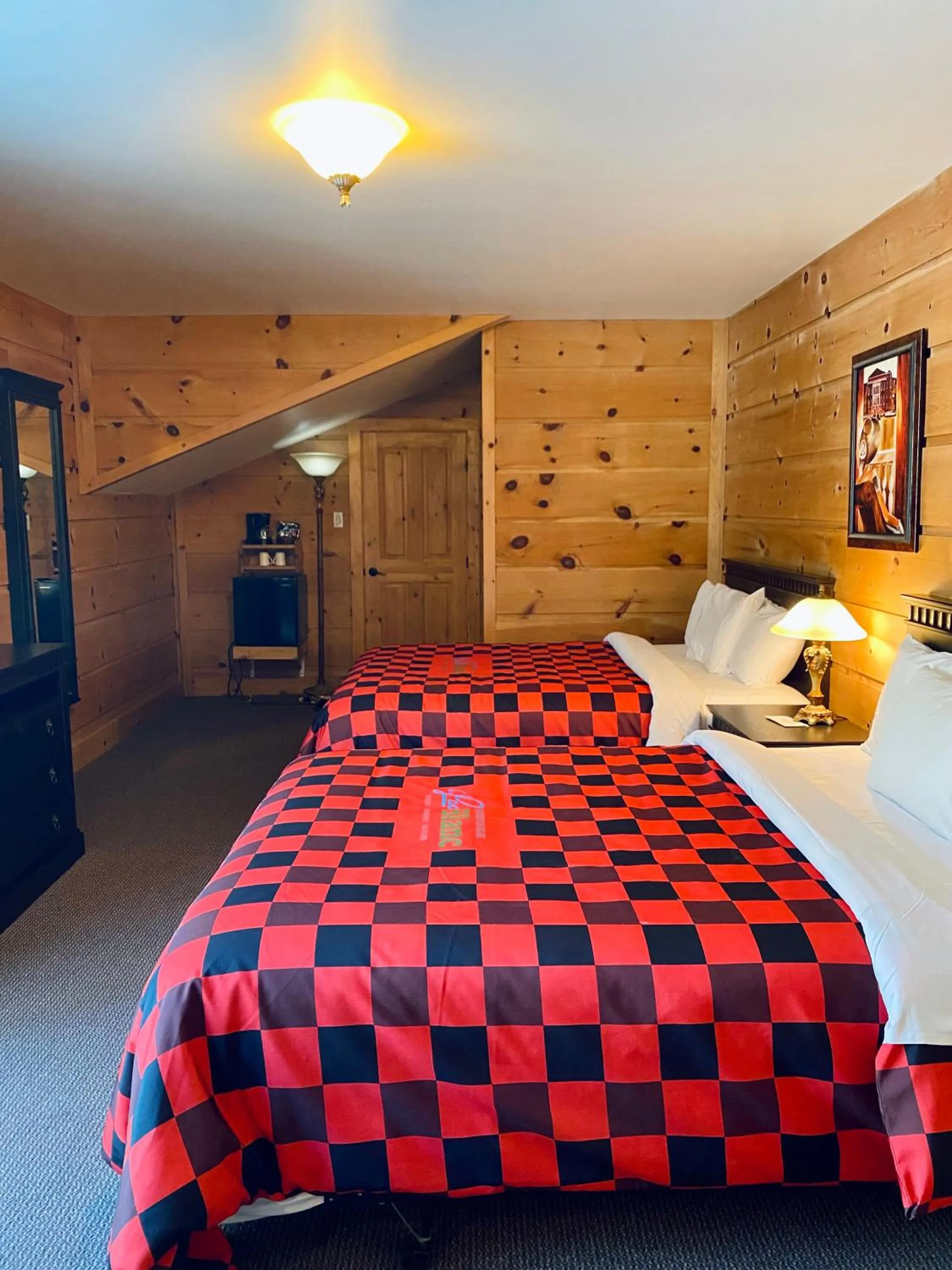 Photo of the whole room, Bed in Pourvoirie du Lac Blanc