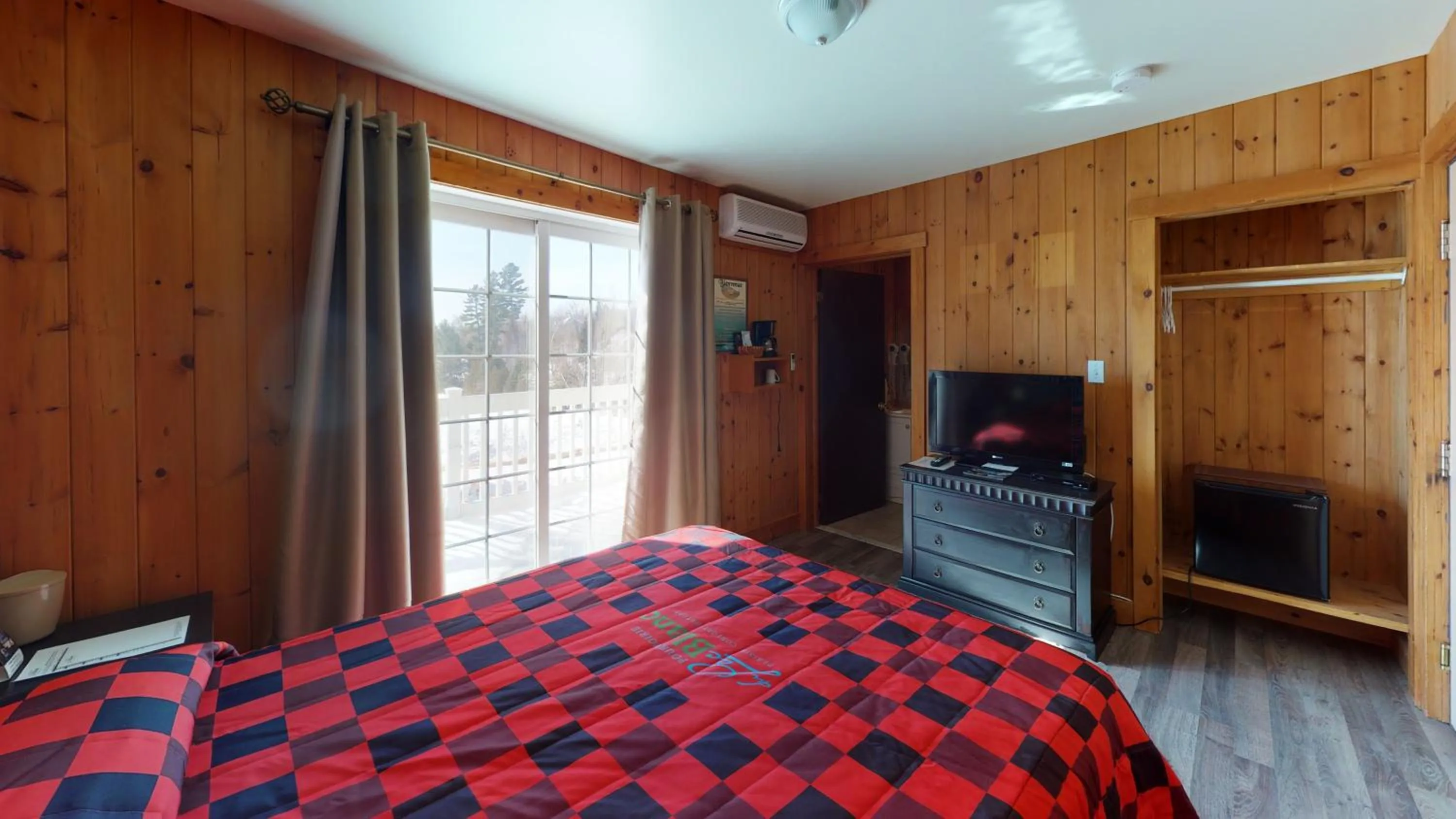 Bedroom, Bed in Pourvoirie du Lac Blanc