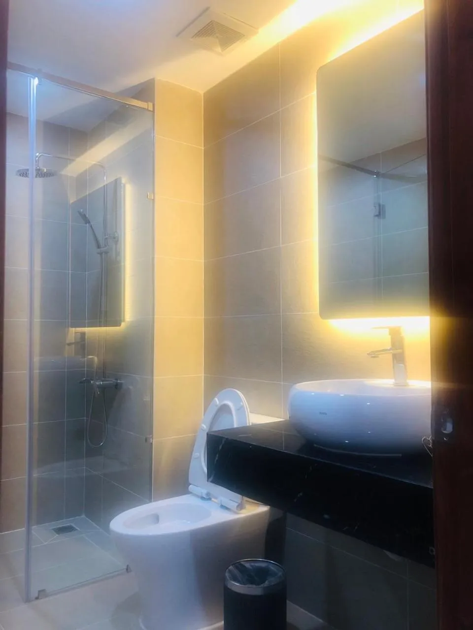 Shower in Doha 2 Hotel Saigon Airport