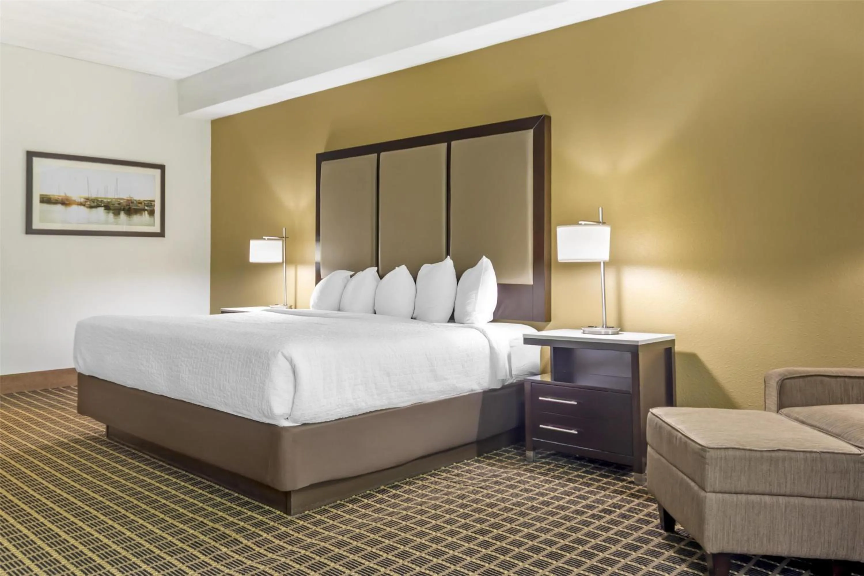 Bedroom in Best Western Chesapeake Bay North Inn