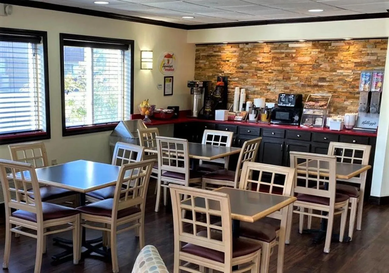 Breakfast, Restaurant/Places to Eat in Super 8 by Wyndham Monticello