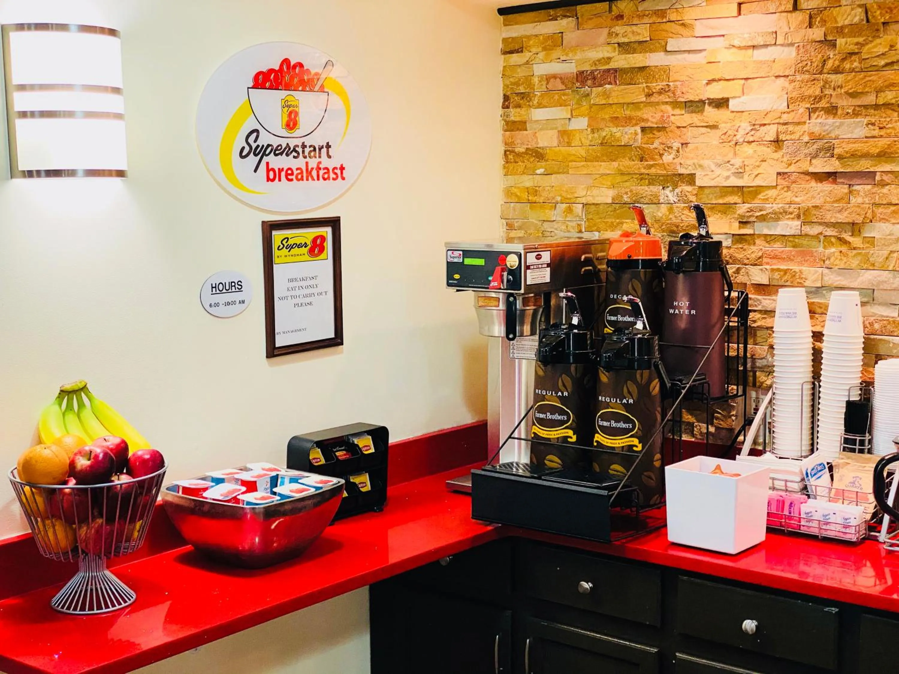 Coffee/tea facilities in Super 8 by Wyndham Monticello