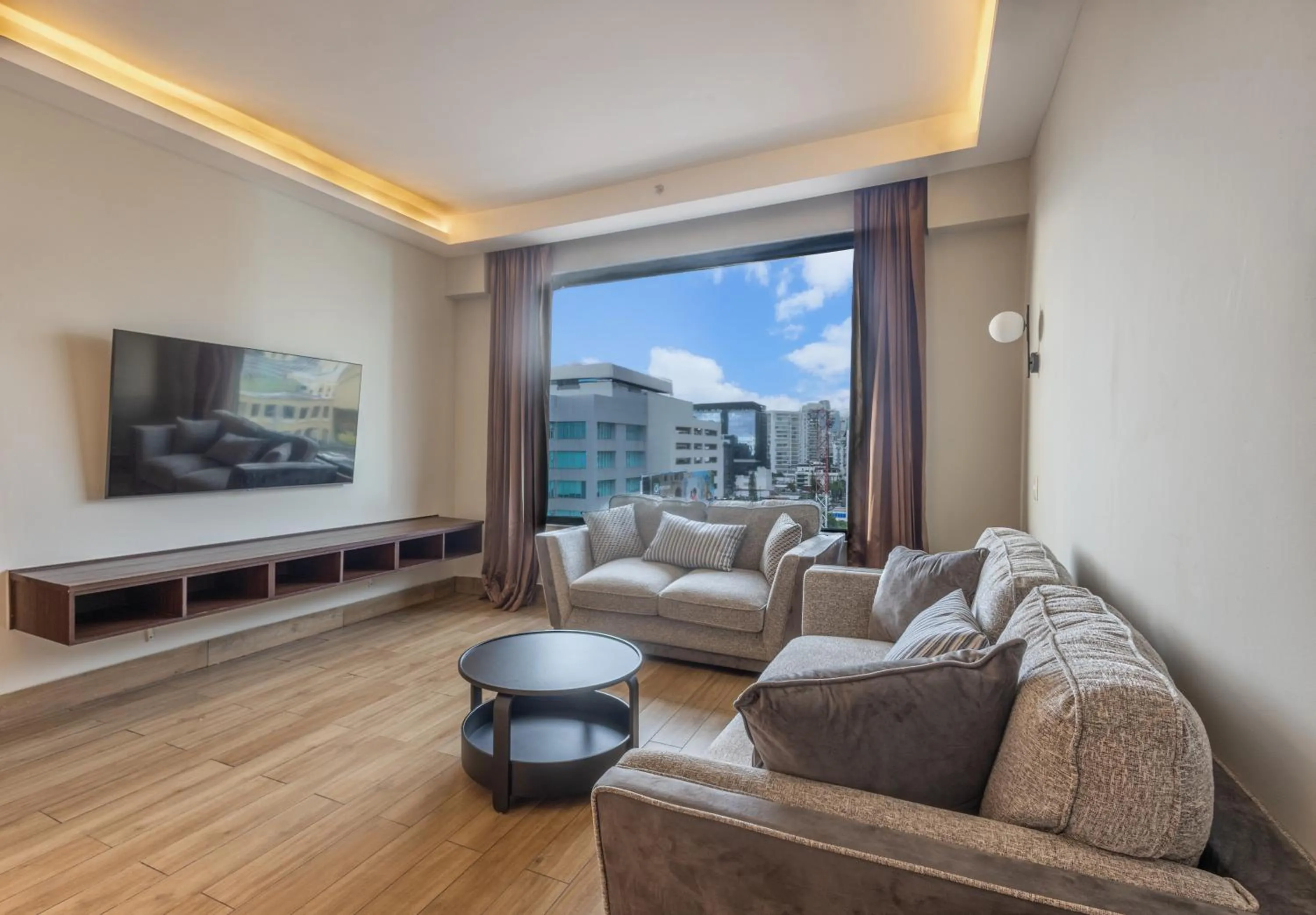 TV and multimedia in Weston Suites Hotel