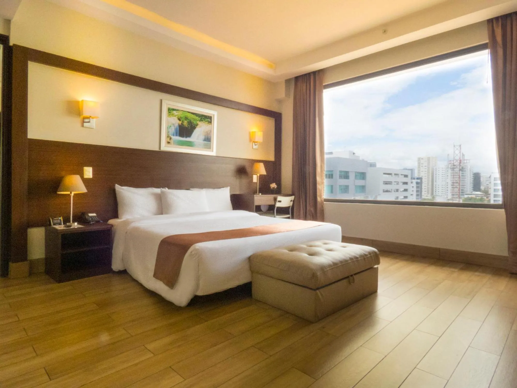 Street view, Bed in Weston Suites Hotel