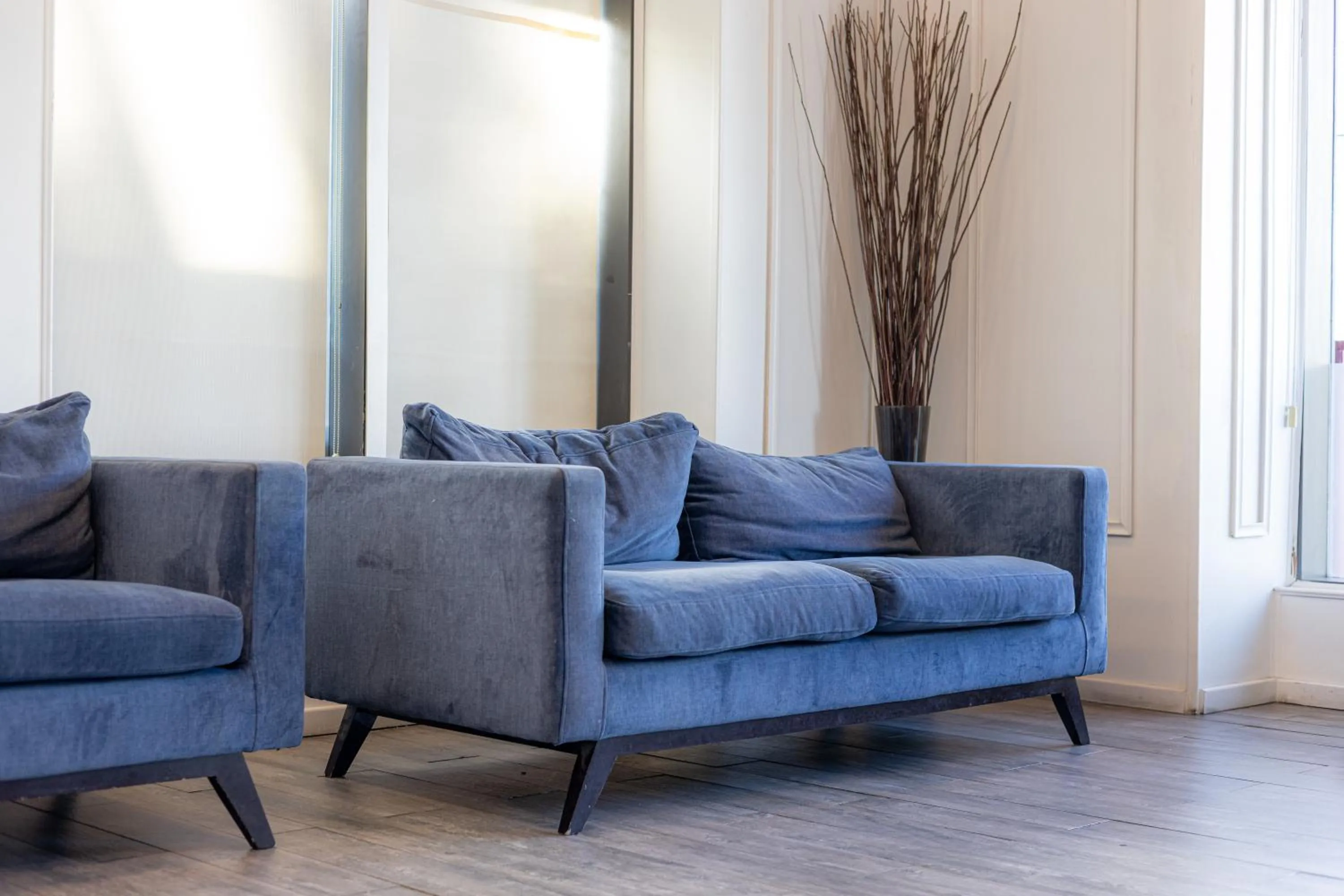 Living room in Weston Suites Hotel