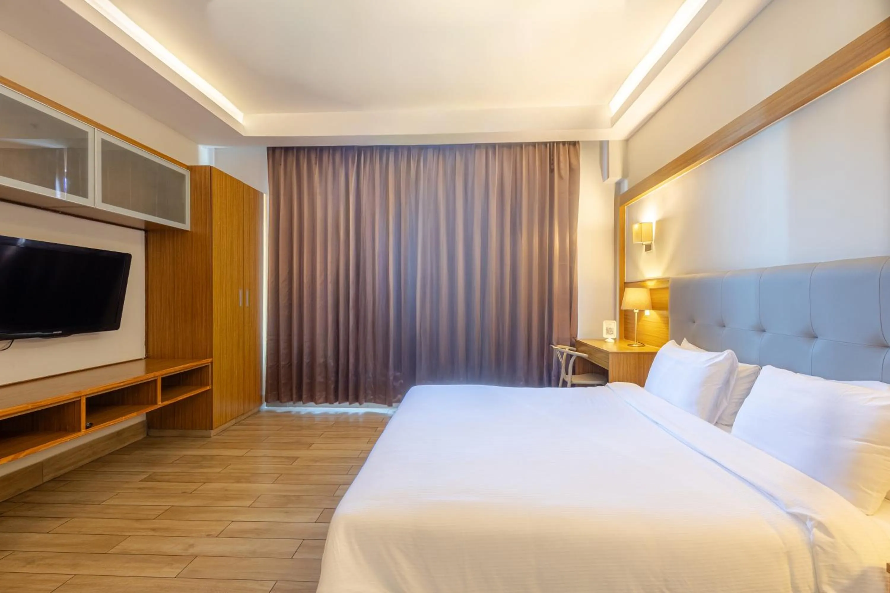 Photo of the whole room, Bed in Weston Suites Hotel