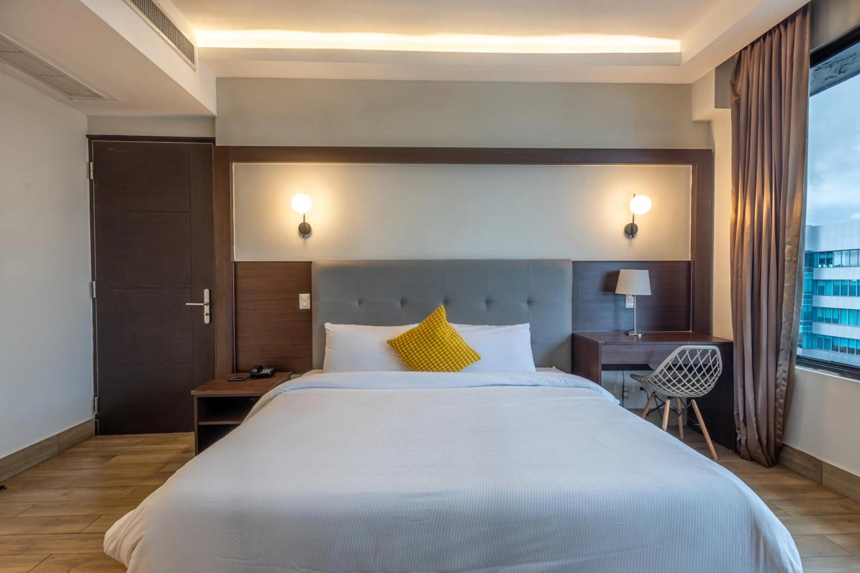 Bed in Weston Suites Hotel