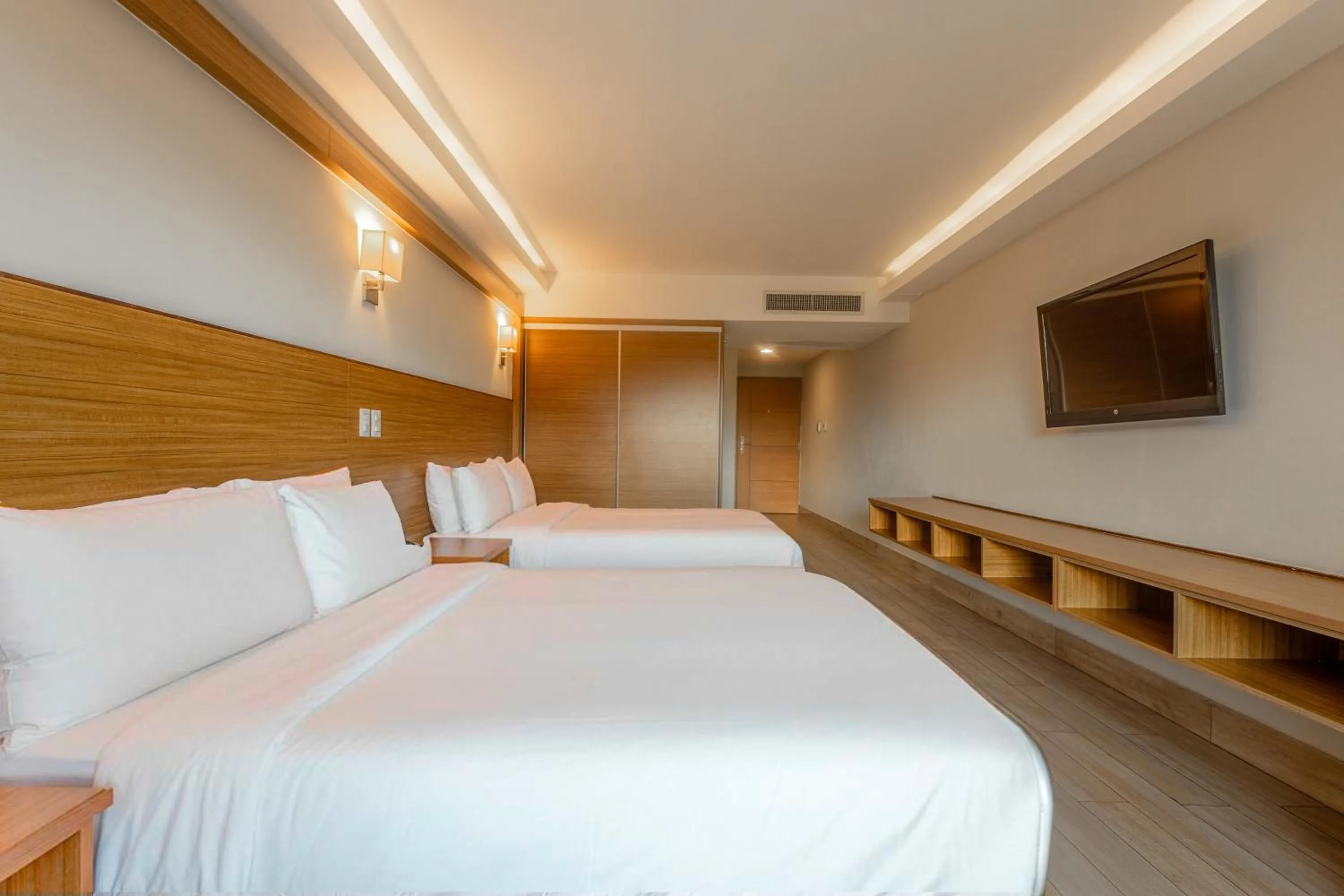 Bed in Weston Suites Hotel